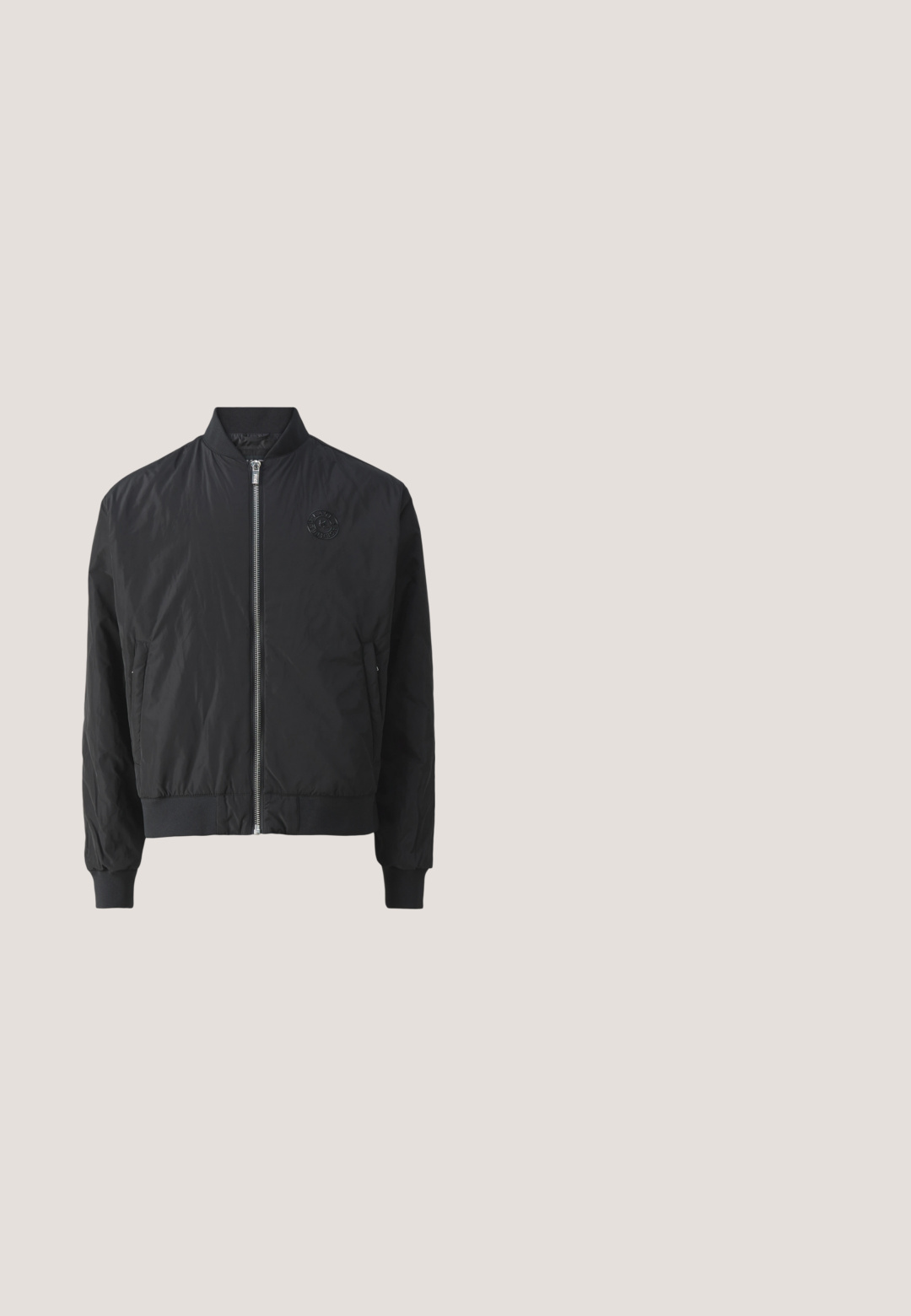 Chaqueta bomber negra con cuello alzado, cierre de cremallera, puños elásticos y textura acolchada. Incluye un sutil detalle del logo en el pecho.; Suéter negro con escote en V, mangas largas, puños acanalados y dobladillo inferior. Presenta un pequeño logo bordado en rojo en el pecho.; Camiseta de manga corta y cuello redondo en algodón de color rosa brillante con el logotipo de la marca en relieve en el centro, que presenta un corte holgado y una textura suave.; Vaqueros acampanados de mezclilla en azul medio. Presentan un diseño de cinco bolsillos, detalles cosidos, un cierre de botón y una textura ligeramente desgastada en las piernas.; Zapatilla deportiva de piel negra de corte bajo con suela blanca y lengüeta trasera, cordones negros y logotipo CK en el lateral, mostrada sobre un suelo gris y bloques de vidrio.; Bolso cruzado negro de tejido con correa ajustable, cierre de cremallera y bolsillo frontal. Presenta una forma rectangular y un exterior texturizado. Logo de Calvin Klein.