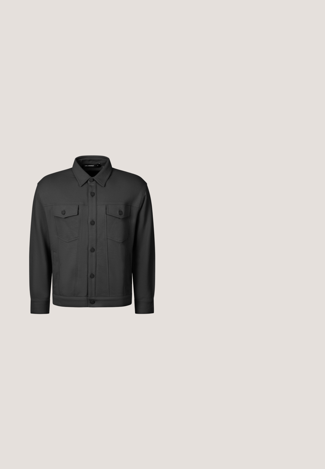 Zwarte jas met knopen, kraag, twee voorzakken met klep, lange mouwen en zichtbare stikseldetails.; Witte polo shirt gemaakt van gestructureerd katoen, met een drieknops sluiting, korte mouwen en een zwart logo op de borst.; Grijze slim-fit jeans met knoop en rits aan de voorkant, voorzakken en riemlussen, getoond tegen een witte achtergrond.; Zwarte leren enkelboot met ronde neus, gestructureerde kraag, platte veters, rubberen zool en oranje labeldetail. Gestikte accenten langs de rand.; Zwarte rechthoekige zonnebril met gradient donkere glazen en dunne pootjes, met een klein "BOSS" logo aan de zijkant.; Zwarte boodschaptas van duurzaam materiaal met een zachte textuur, voorzien van een ritssluiting, verstelbare schouderband en een voorvak met logo.