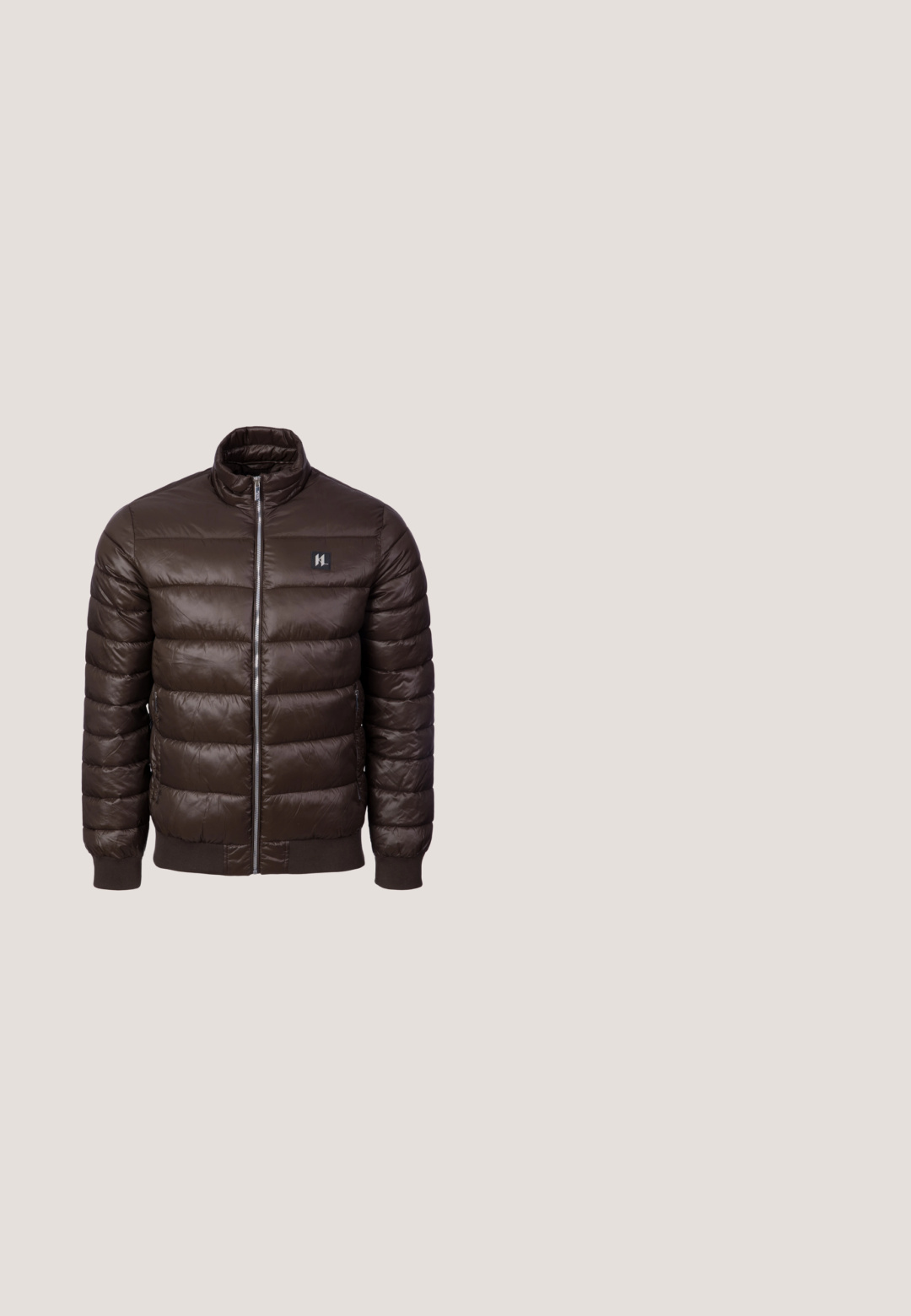 Brun dunjakke med høj krave, lynlåslukning og sidelommer. Har en quiltet tekstur og et logo-patch på brystet.; Mørkegrøn strikket sweater med rund halsudskæring, lange ærmer og ribbede manchetter. Blød tekstur med en let fuzzy finish.; Boggi Milano T-shirts basic - white; Brune denimjeans med rette ben, forrest lukning med knapper, bæltestropper og design med fem lommer, lagt fladt på hvid baggrund.; Mørkebrun ruskinds snørebod med metaløjer, moc toe-syninger, løftestrop på hælen og stablet træsål på hvid baggrund.; Brun læder toilettaske med en tekstureret overflade, der har en sort metallynlås og et trekantet logoaccent på fronten.