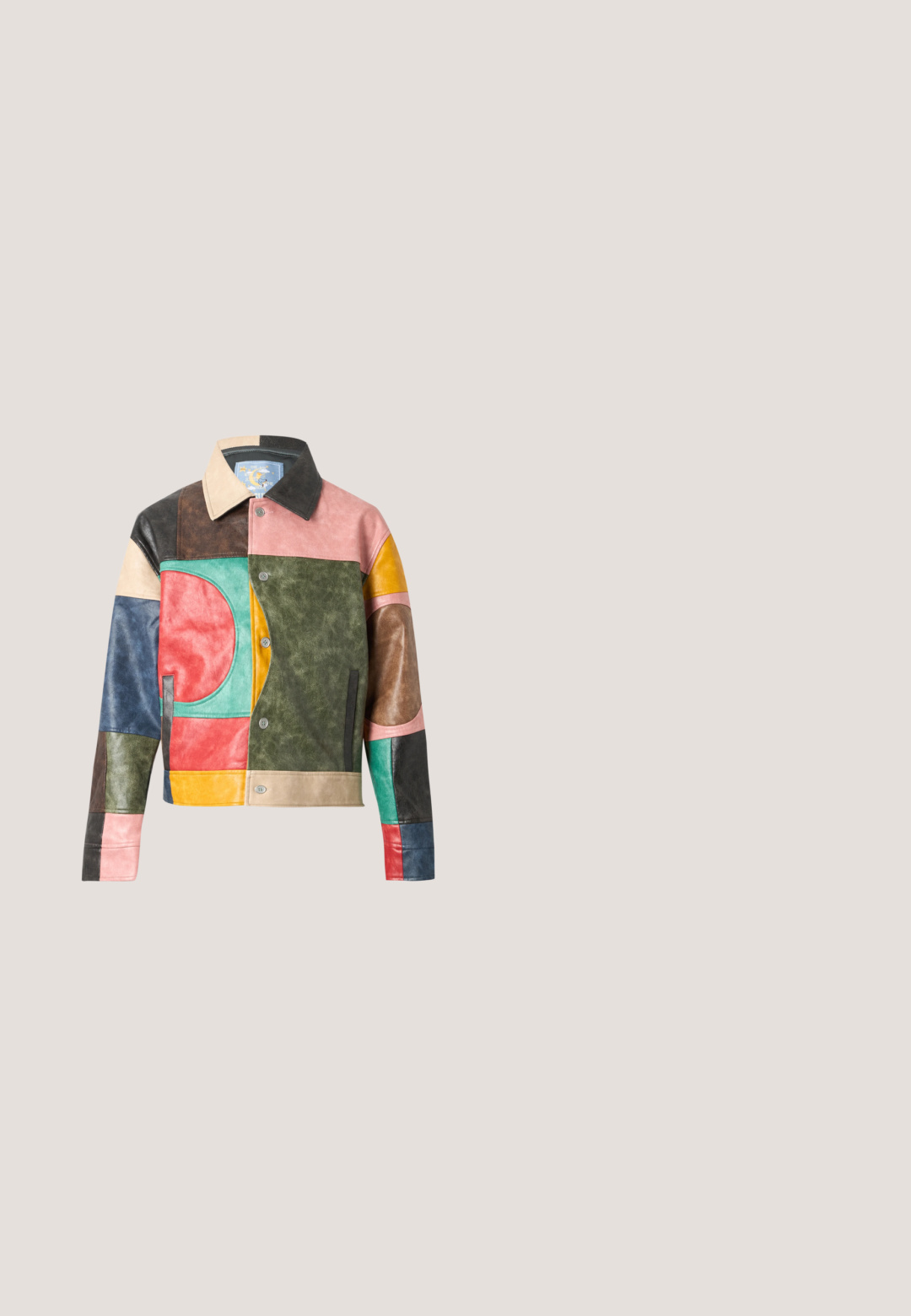 Veste en cuir patchwork multicolore avec fermeture à boutons, col à revers, et blocs de couleur géométriques en vert, rose, jaune, rouge, bleu et marron.; Gilet sans manches en tricot moelleux avec des rayures horizontales en noir, orange, olive et gris clair, présentant un col rond.; Chemise à manches courtes boutonnée avec un motif marbré multicolore vif et tourbillonnant dans des tons orange, vert, bleu et beige.; Pantalon noir fabriqué en un tissu tissé lisse. Il présente une coupe droite, une coupe slim, des passants de ceinture et une poche latérale.; Chaussure habillée en cuir noir à lacets, avec un embout en caoutchouc vert épais distinctif et une semelle noire épaisse.; Écharpe en tissu noir avec un motif de rayures verticales de plusieurs couleurs sur un bord. La texture semble lisse, avec des franges aux extrémités.