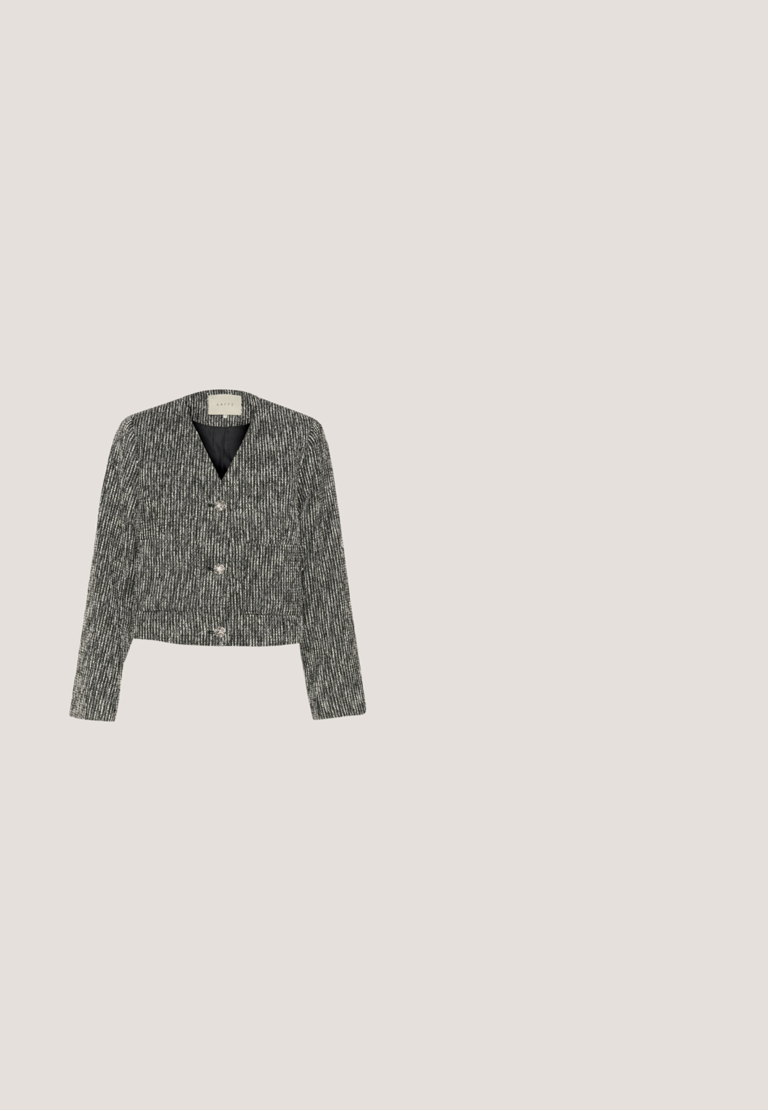 Zwart-wit geruite damesblazer met drie sierknopen en lange mouwen, met het label "Kaffe", getoond op een witte achtergrond.; Witte katoenen t-shirt met een grafisch ontwerp van gelaagde zilveren kettingen met ronde en geometrische accenten aan de voorkant.; Zwarte wijde broek van een gestructureerde stof, met een elastische tailleband. Het ontwerp is losvallend, ideaal voor casual kleding.; Zwarte slingback hak schoen, gemaakt van zacht materiaal, met een puntige neusontwerp, slanke stilettohak, en heeft een kleine gespaccent op de band.; Zwarte gestructureerde schoudertas met een getextureerde afwerking, zilverkleurige hardware en een driehoekig logo. Voorzien van afneembare riemen en sleutelhangeraccenten.; Gouden kettingarmband met charmletters die "LOVE" spellen, bloemenaccenten, een driehoekig label en decoratieve schakels. Sluiting aan het uiteinde.