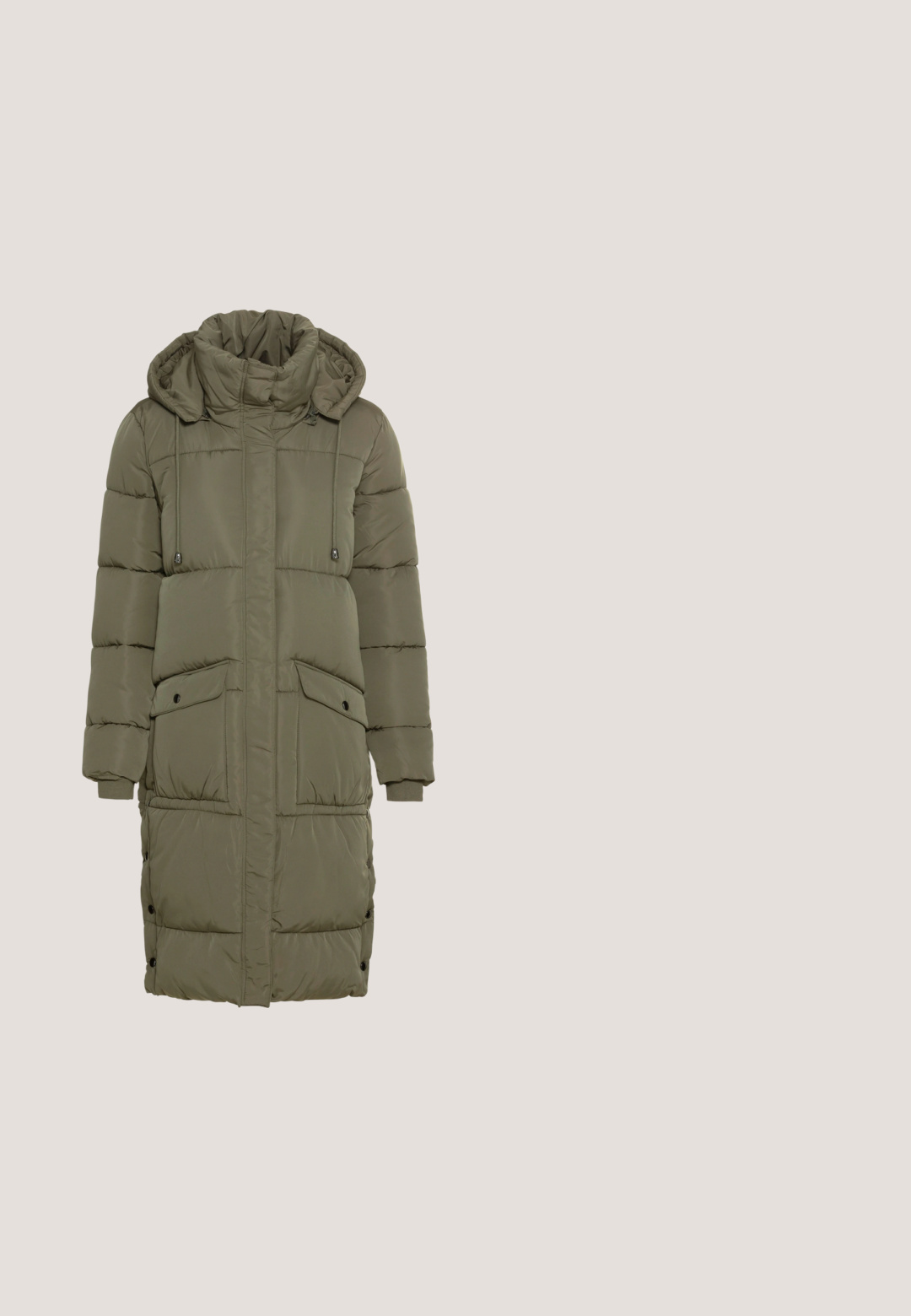 Abrigo de plumas verde oliva con cuello alto, capucha ajustable, puños acanalados y dos bolsillos frontales. Diseño texturizado y acolchado con botones a presión.; Camiseta blanca de manga corta hecha de algodón suave. Presenta un escote redondo y un corte ligeramente holgado con aberturas laterales para mayor comodidad.; Vaqueros negros de pitillo recto con bolsillos delanteros, trabillas para cinturón y cierre de botón sobre un fondo liso.; Zapatilla blanca con un logo en V negro, con una parte superior de cuero liso, puntera redonda, cierre de cordones y una lengüeta en el talón de color negro en contraste.; Gafas de sol redondas con montura metálica dorada y lentes verde oscuro. Las varillas presentan un diseño de carey para añadir un detalle extra.; Pendientes de aro retorcidos en oro con una superficie lisa, que cuentan con un respaldo transparente y herrajes en tono dorado.