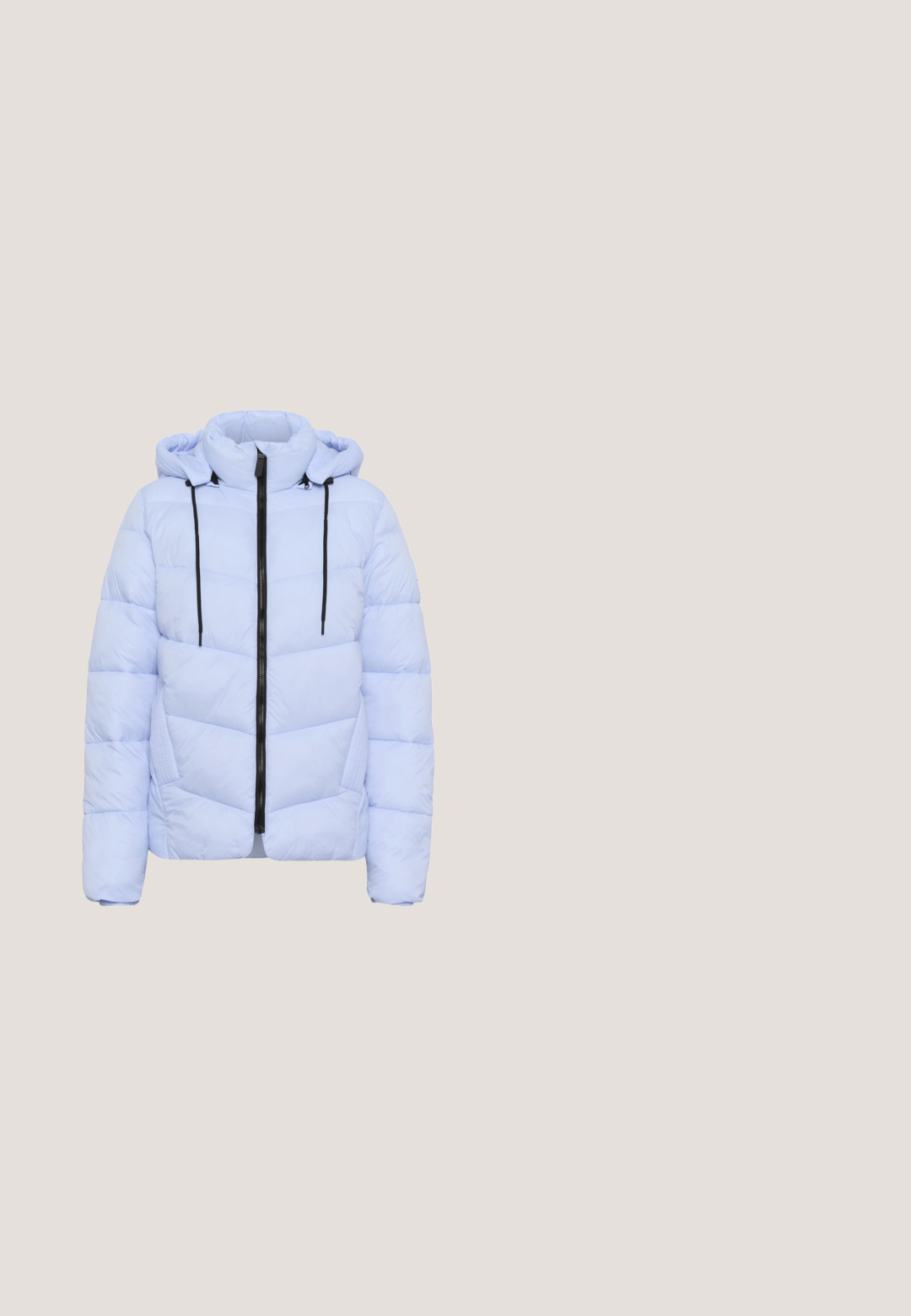 Lichtblauwe pufferjack met zwarte rits aan de voorkant, verstelbare capuchon met zwarte trekkoorden en zijzakken.; Blauw-wit gestreept topje met korte mouwen, met een ronde halslijn en een ontspannen pasvorm. Gemaakt van een zachte, getextureerde stof.; Lichtblauwe broek met wijde pijpen, dunne witte verticale strepen, riemlussen, knoopsluiting en voorzakken.; Witte leren sneaker met een gladde textuur, beige accenten, laag ontwerp en rubberen zool met groeven voor grip.; Lichtblauwe leren handtas met een gebogen silhouet, zwarte biezen, geperst bloemenpatroon en een bovenste ritssluiting. Heeft een enkele schouderriem.; Gouden zegelring met een glad, rechthoekig vlak en een gepolijste afwerking, gemaakt van roestvrij staal.