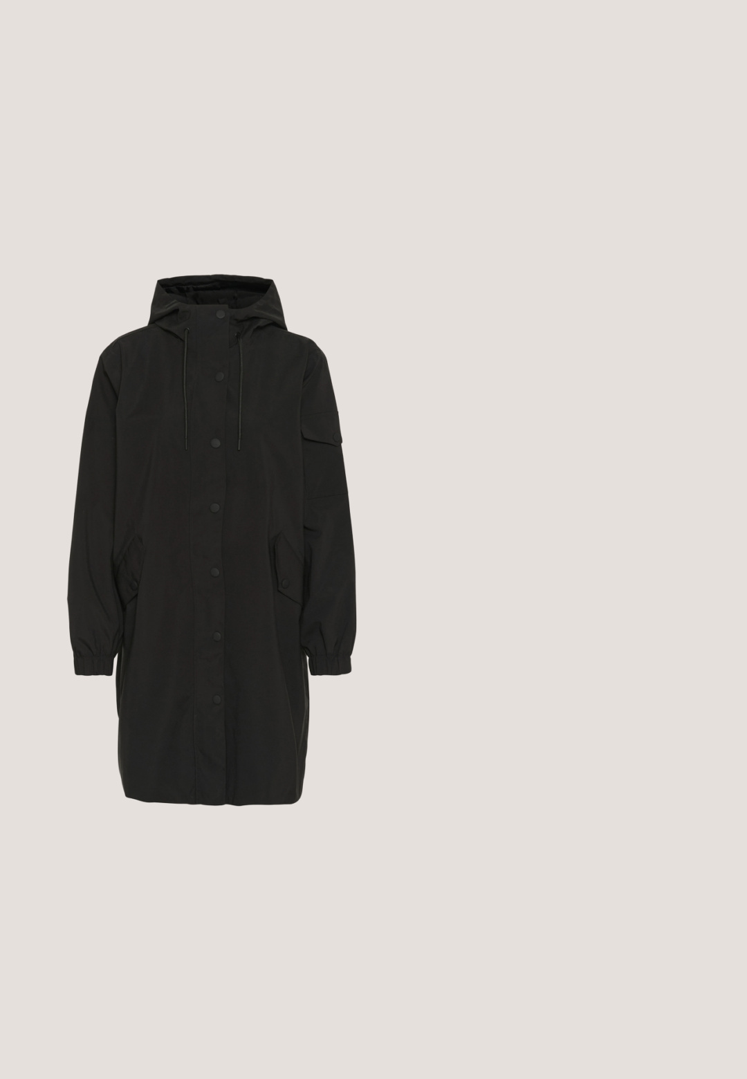Sort hættefrakke med knaplukning, elastiske manchetter og sidelommer. Lavet af et glat stof med en afslappet pasform og minimalistisk design.; Gul- og hvidstribet strikket sweater med rund udskæring og løs pasform, der har ribbet manchetter og struktureret stof.; Sorte denim bukser med bred ben, der har en knaplukning, samt et klassisk fem-lomme design og en let falmet tekstur.; Sorte lavtop sneakers lavet af glat materiale, med tykke snørebånd, en struktureret sål og et lille logo på siden og tungen.; Sort læderhåndtaske med røde syninger, præget med Mickey og Minnie Mouse-ansigter, røde hjerter og flettet hank.; Kraftig sølv ørering i hoop-stil med et vævet, snoet mønster og lukning med stift på en hvid baggrund.