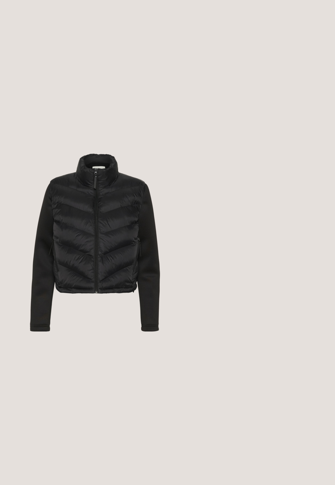 Sort pufferjakke med et chevron-design, der har en høj krave og sorte fleeceærmer. Inkluderer sidelommer med lynlås.; Stribet pullover med høj krave, prydet med sorte striber på en cremefarvet baggrund, kvart-lynlås og en brystlomme. Materialet er en bomuldsblanding.; Sorte, brede bukser med et højt, draperet talje bånd lavet af et blødt, strækbart materiale, der har glatte, jævne syninger og ingen synlige mønstre.; Sorte og hvide sneakers med en glat læderoverdel, en gummisål og en lynlåsdetaillering på siden. Har en gummisål og V-formede accenter.; Sort skuldertaske i struktureret læder med korte og lange justerbare stropper, diskret forlomme og lille metallynlåsdétail.; Guldfarvet ring i bandform med en glat, rund facon og poleret overflade. Den indre overflade er let tekstureret, hvilket forbedrer grebet.