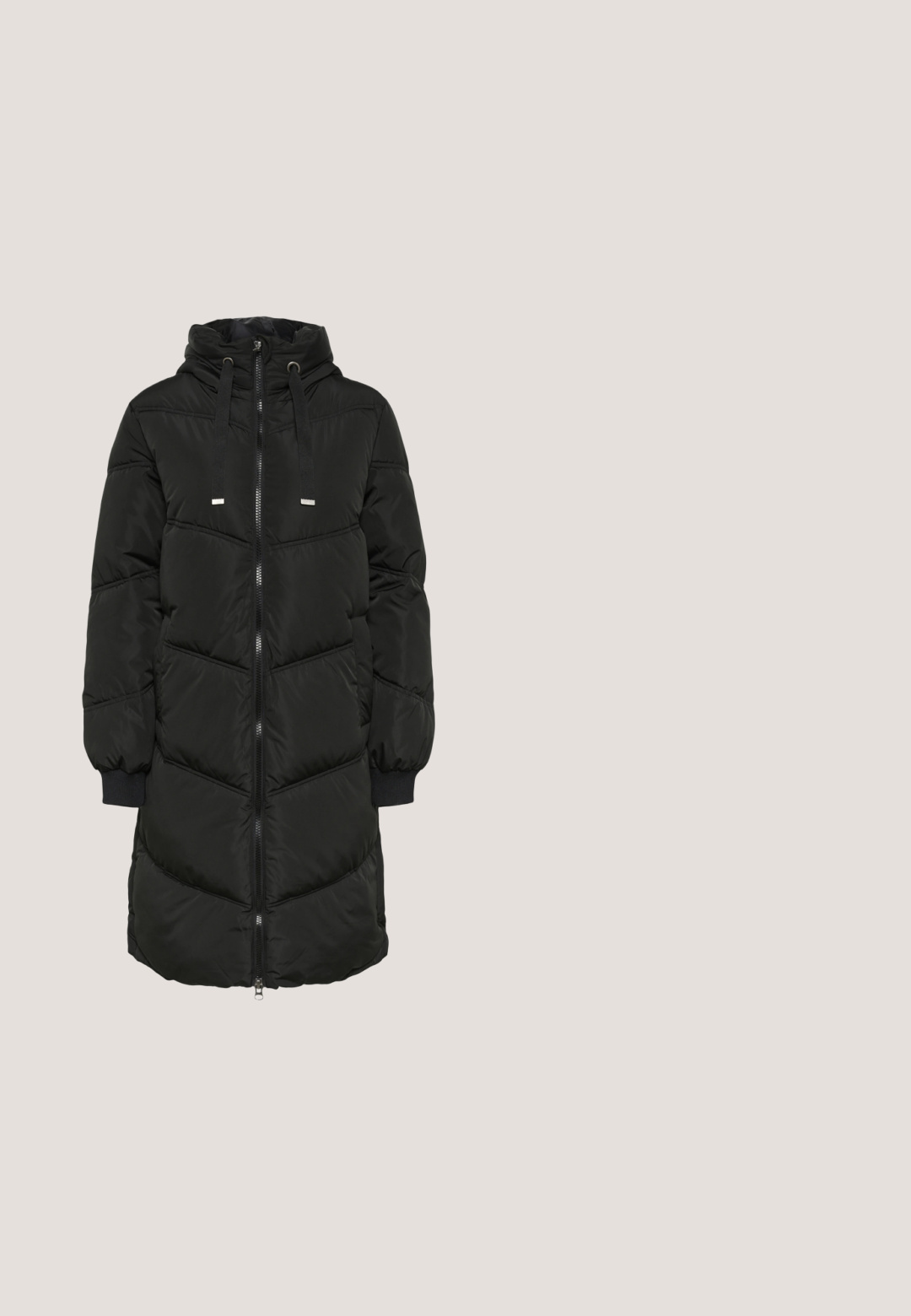 Sort pufferjakke med hætte, lynlås foran og elastiske manchetter. Fremstillet af quiltet materiale med et chevron-mønster.; Burgundy pullover sweater med høj krave, lange ærmer, ribbede manchetter og en blød, struktureret strikfinish. Løse pasform for komfort.; Sorte bomuldsbukser designet med lige pasform. Har fem lommer og en frontknaplukning. Glat tekstur, minimale syninger.; Sort læder Chelsea-støvle med elastiske sidelommer, trækflap ved hælen og kraftig sål med slidbanemønster, vist i højre profil på hvid baggrund.; Sort lædertaske med to øverste håndtag, en aftagelig skulderrem og diskrete gulddetaljer. Tekstureret overflade og logodetalje.; Guldtonede øreringe med et sammenflettet ovalt design prydet med klare rhinsten, der fremhæver en struktureret overflade og poleret finish.
