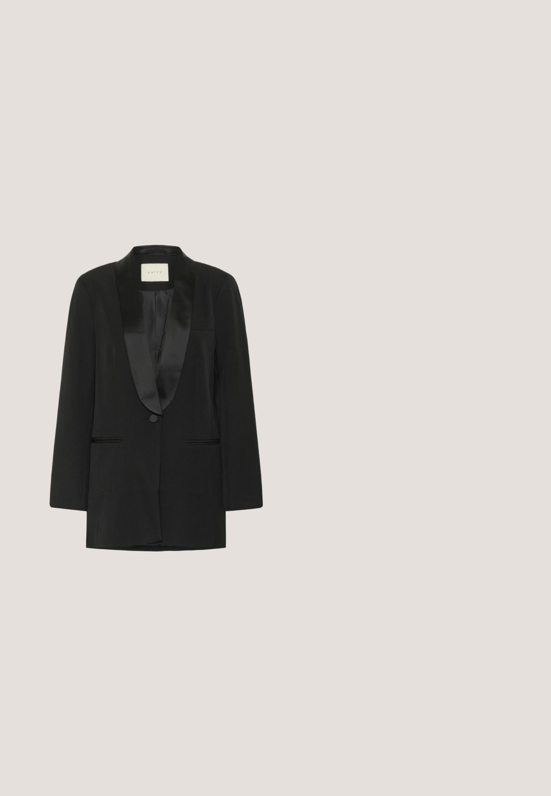 Blazer negro con solapa de chal de satén, cierre de un solo botón, dos bolsillos delanteros y ajuste relajado. La textura de la tela parece suave.; Vestido largo negro de cuello halter con una silueta elegante y fluida. Hecho de una tela suave, cuenta con un cuello alto y aberturas laterales.; Zapato Mary Jane de cuero negro con dos correas ajustables, punta redondeada y tacón cuadrado bajo. Textura lisa y diseño sencillo.; Gafas de sol tipo ojo de gato negras con lentes oscuras y varillas delgadas, con el logo "Privé Revaux" visible en la patilla, mostradas sobre un fondo claro y sencillo.; Bolso rectangular negro con textura de cocodrilo, dos asas superiores, pequeño logo dorado de ALDO y correa de hombro desmontable sobre fondo blanco.; Collar de plata con un colgante de luna creciente y estrella que sostiene una piedra preciosa redonda y transparente, con un cierre ajustable en la cadena.