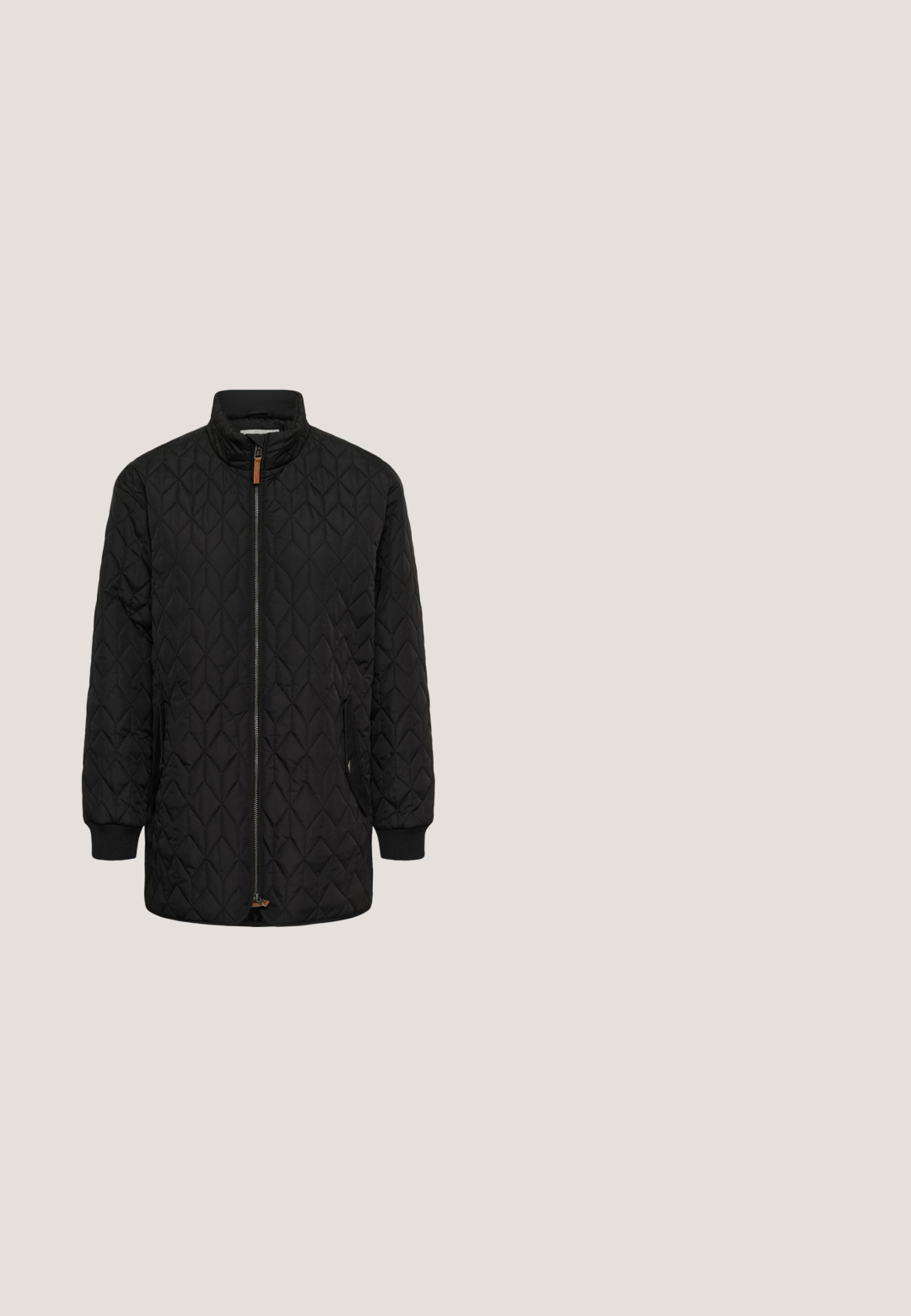 Schwarze gesteppte Jacke mit hohem Kragen und Frontreißverschluss. Verfügt über Seitentaschen und gerippte Bündchen. Glattes, langlebiges Material mit strukturiertem Muster.; Roter Strickpullover mit rundem Ausschnitt, überschnittenen Schultern und geripptem Saum. Verfügt über ein strukturiertes, grob gestricktes Muster überall.; Gestreiftes T-Shirt in Schwarz und Weiß mit Rundhalskragen und kurzen Ärmeln. Weicher Stoff, reguläre Passform, mit horizontalen Streifen in unterschiedlichen Breiten.; Schwarze, maßgeschneiderte Hosen mit Gürtelschlaufen, Vorderreißverschluss und geradem Bein, vor weißem Hintergrund präsentiert.; Reebok Classic ADVANCE SURGE - Sneaker low - white white black; Schwarze gesteppte Handtasche mit geometrischem Muster, zwei kurzengriffen und einem abnehmbaren Schultergurt; aus glattem Stoff mit Lederakzenten gefertigt.