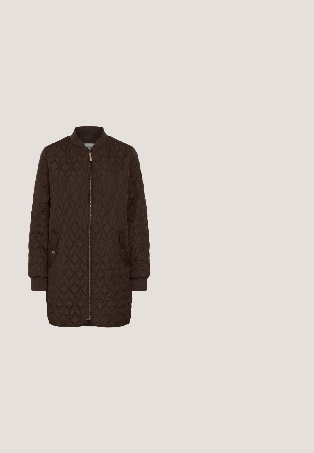 Longue veste matelassée marron avec fermeture éclair à l’avant, col et poignets côtelés, et deux poches à rabat avec boutons-pression.; Pull en maille marron avec un col polo, présentant une patte de boutonnage et des poignets et un ourlet côtelés. Texture douce et coupe décontractée.; Pantalon habillé marron à jambes droites avec une ceinture, des passants de ceinture et une fermeture éclair à l'avant sur fond blanc.; Bottine noire en cuir avec panneau latéral élastique, languette à l’arrière, bout pointu et petit talon bloc.; Carlheim ADALINE  - Sac à main - brown; Bague en or avec cinq pierres rondes marron montées en sertissage à griffes sur le dessus, avec une finition lisse et polie.