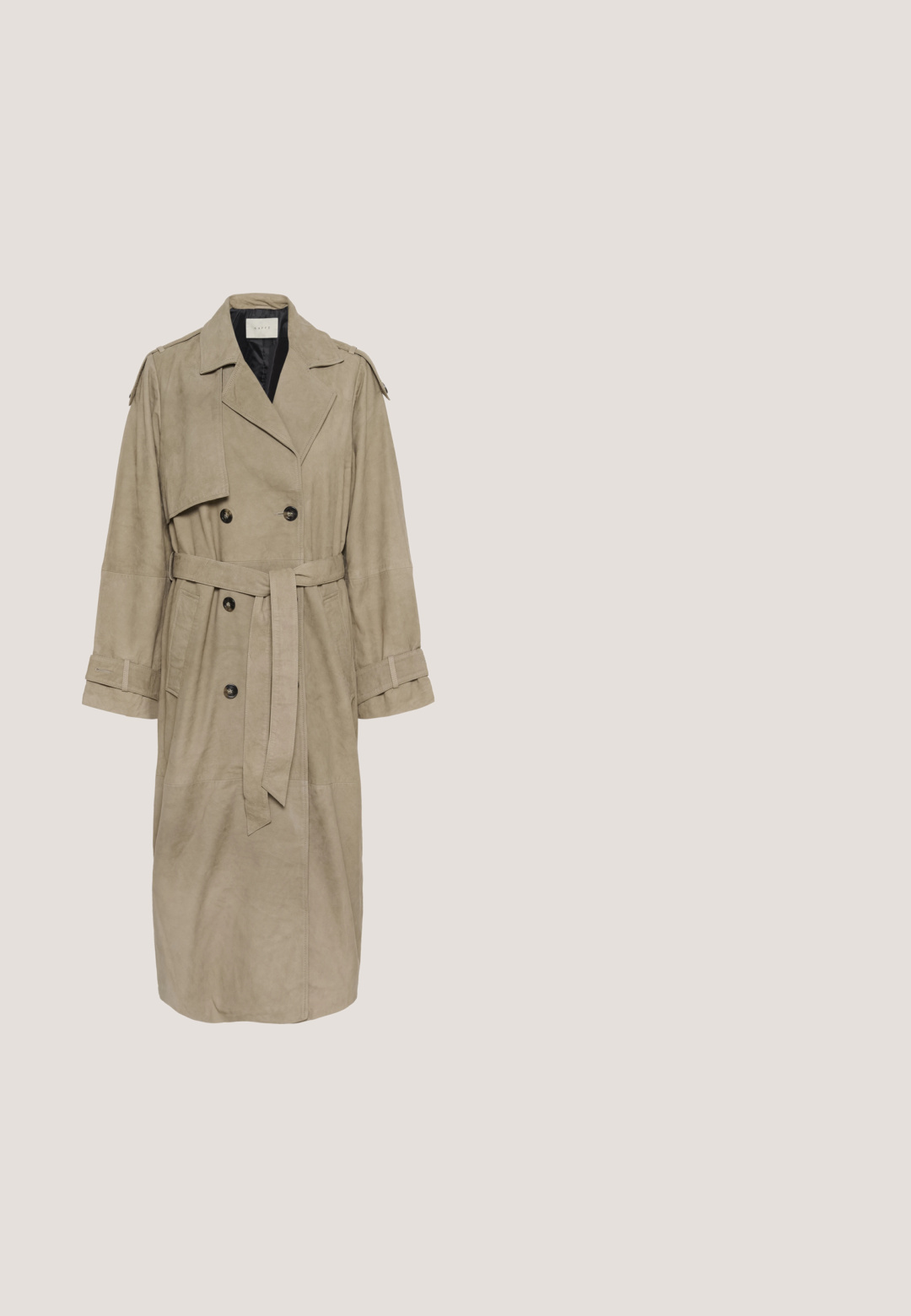 Trench-coat beige croisé à ceinture, avec larges revers, sangles boutonnées aux poignets et épaulettes.; Chemise à manches longues jaune clair en coton, avec un devant à boutons, un col et une poche à la poitrine gauche. Texture lisse, coupe standard.; Pantalon beige à jambes larges avec fines rayures verticales, fermeture par bouton et poches avant.; Mocassin en cuir blanc avec une semelle plate noire, un détail plissé à l'avant et un petit logo doré sur le côté de la tige.; Sac à main en cuir crème avec une forme structurée, doté d'un fermoir en ton doré et d'une courte poignée, ainsi qu'une bandoulière détachable.; Collier en chaîne dorée avec des maillons allongés ; comprend un fermoir et une chaîne ajustable pour varier la longueur ; texture lisse et finition brillante.