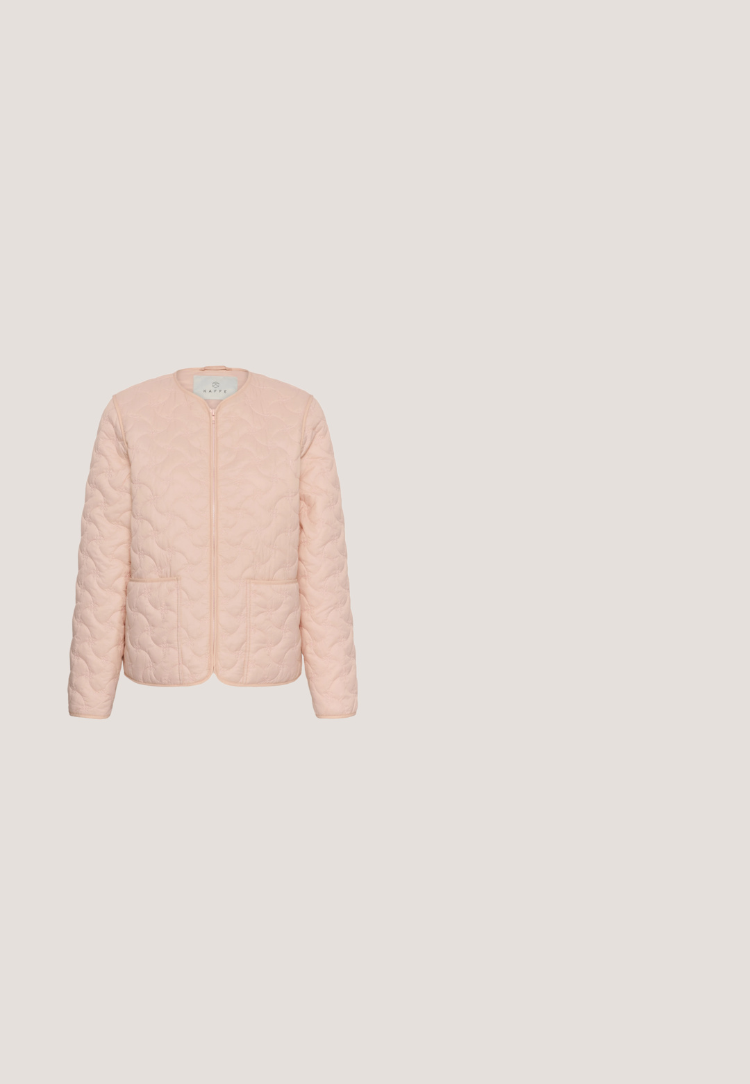 Veste matelassée rose clair à manches longues, col rond, fermeture éclair avant et deux poches avant.; T-shirt à manches courtes, couleur pêche clair, avec un détail de design torsadé à l'avant, fabriqué en tissu doux et léger avec un col rond.; Jean blanc cropped avec une taille mi-haute, présentant deux poches arrière, des détails de couture subtils, et une texture de tissu lisse.; Baskets beige en mesh et daim avec semelle marron clair, lacets à l'avant, accent métallique près du talon et logo de la marque sur le côté.; Sac à main en cuir beige avec un motif tissé, fermeture éclair et une bandoulière amovible. Comprend des accessoires en métal argenté et une forme carrée compacte.; Boucles d'oreilles en acrylique transparent et doré avec une forme organique en goutte, dotées d'une finition brillante et d'un accent doré incurvé sur le dessus.