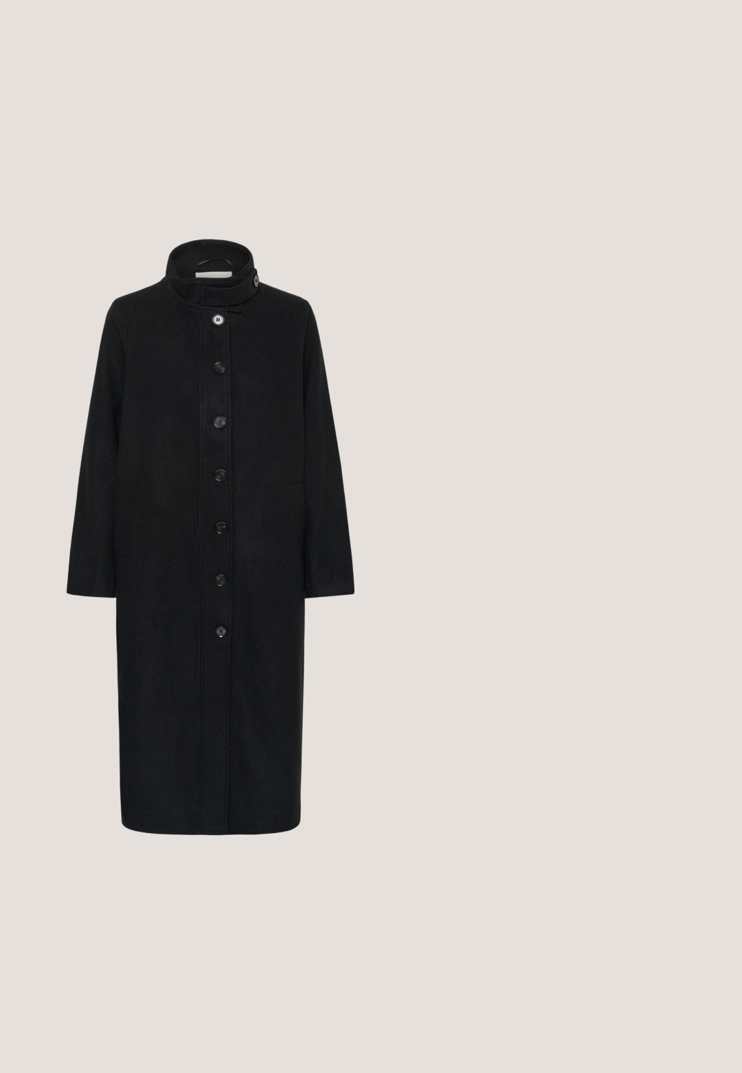 Long manteau noir avec un col haut, des manches longues et une rangée de gros boutons noirs sur le devant, présenté sur un cintre.; Pull en maille à rayures horizontales noires et blanches, manches longues, col rond et poignets ainsi que ourlet côtelés.; Pantalons larges noirs avec une texture lisse, devant plissé, passants de ceinture et un design ajusté. Le matériau offre une apparence soignée.; Bottes noires mi-mollet en cuir texturé, avec un bout arrondi, une semelle discrète et une languette à l'arrière pour un enfilage facile.; Sac à main en cuir suede noir avec deux poignées supérieures, design structuré, coutures distinctes et silhouette spacieuse pour un usage polyvalent.; Bague en or lisse et polie, de forme carrée large légèrement arrondie, avec une surface brillante, présentée sur un fond blanc.