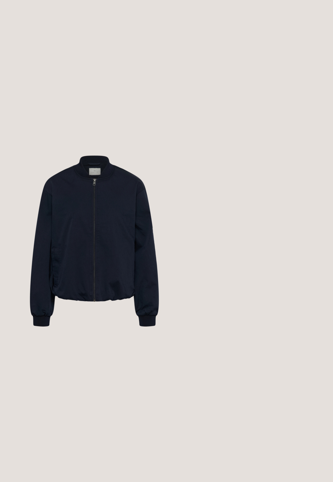 Chaqueta bomber azul marino con cremallera frontal, cuello, puños y cintura acanalados, y bolsillos laterales, mostrada sobre fondo blanco.; Blusa sin mangas azul marino con canesú de encaje floral y cierre de botón en la parte trasera con abertura en forma de ojo de cerradura, confeccionada en tejido ligero y texturizado.; Falda A-line de satén en Navy con una textura suave, un diseño fluido y un corte de longitud media. Presenta una cinturilla limpia sin acentos adicionales.; Sandalia azul marino con tacón, con tiras plateadas y azul claro, hebilla en el tobillo y tacón grueso sobre fondo blanco.; Bolsa tote grande azul marino con asas largas junto a un bolso con cremallera a juego en azul marino con un adorno de borla.; Par de pendientes de aro geométricos de plata con forma hexagonal y pequeños cristales incrustados a lo largo de los bordes, sobre un fondo claro y liso.