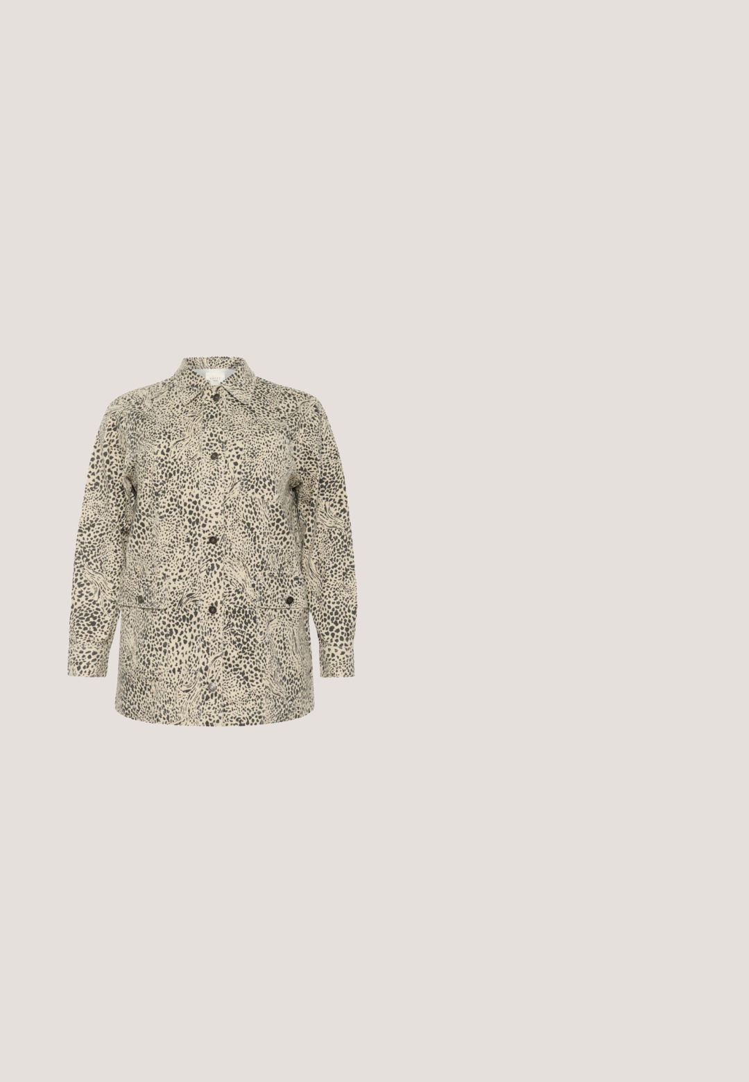 Beige langærmet knapjakke med sort dyreprint, bryst- og lavere frontlommer samt en klassisk krave.; Kortærmet polo shirt i lys beige med en sort ribbet krave og knaplukning, lavet af tekstureret strikmateriale.; Buks med elastisk talje og snøre i khaki og beige zebra mønster. Mellemhøj talje, flared ben design, blød tekstur. Velegnet til afslappet brug.; Sorte læder slingback stiletto med spids tå, side spændebånd, nitter langs kanten og dekorativ snøring foran.; Sort læder skuldertaske med enkelt strop og lodrette rækker af runde sølvnitter på front siderne.; Sølv stjerneformede øreringe med en glat, poleret finish på en ensfarvet hvid baggrund.