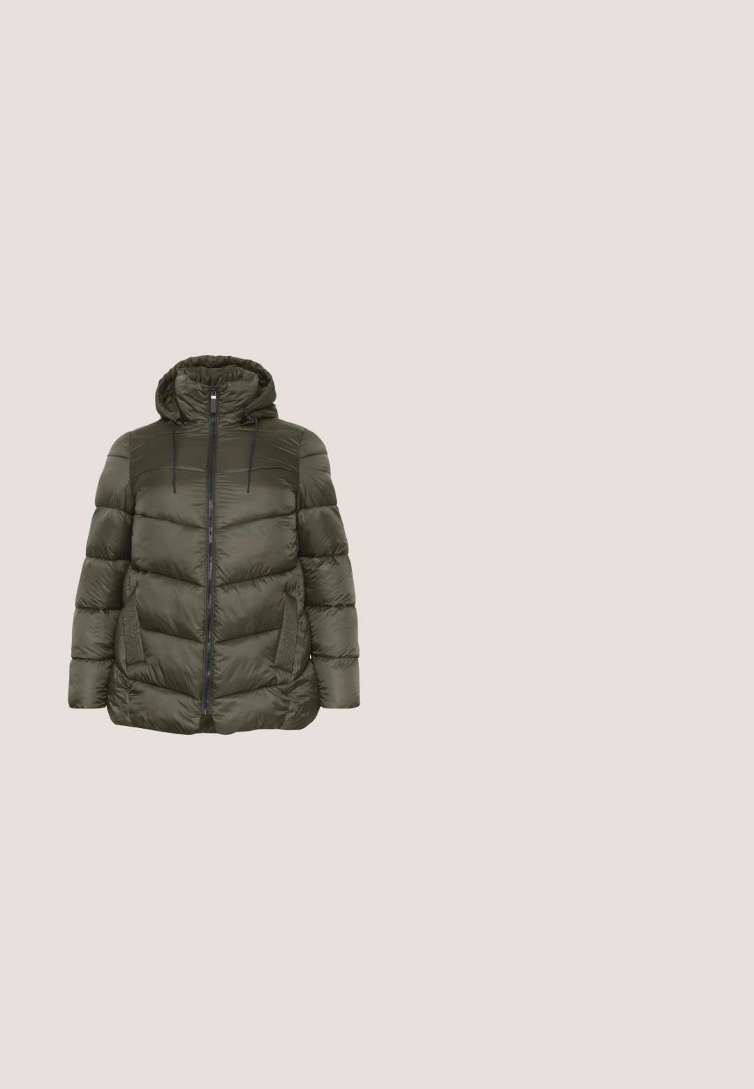 Olijfgroene pufferjack met een capuchon, ritssluiting, voorzakken en gequilt textuur. Voorzien van zwarte accenten en verstelbare trekkoorden.; Groene trui met zwarte chevronstrepen. Ronde halslijn, lange mouwen en een zachte textuur. Rechte zoom met lichte zijsplitten.; Olivengroen T-shirt met korte mouwen, witte horizontale strepen en een ronde hals.; Donkergroene cargobroek met elastische tailleband, twee voorzakken met klep en klepzakken op beide dijen, rechte pasvorm.; Olijfgroene sneakers met een gestructureerd suede en mesh bovenwerk, voorzien van een stevige rubberen zool en gedetailleerde stiksels aan de zijkanten.; Olijfgroene gewatteerde draagtas met brede rode handvatten en een wit label met de tekst "UNIO x les VISIONNAIRES" aan de voorkant.