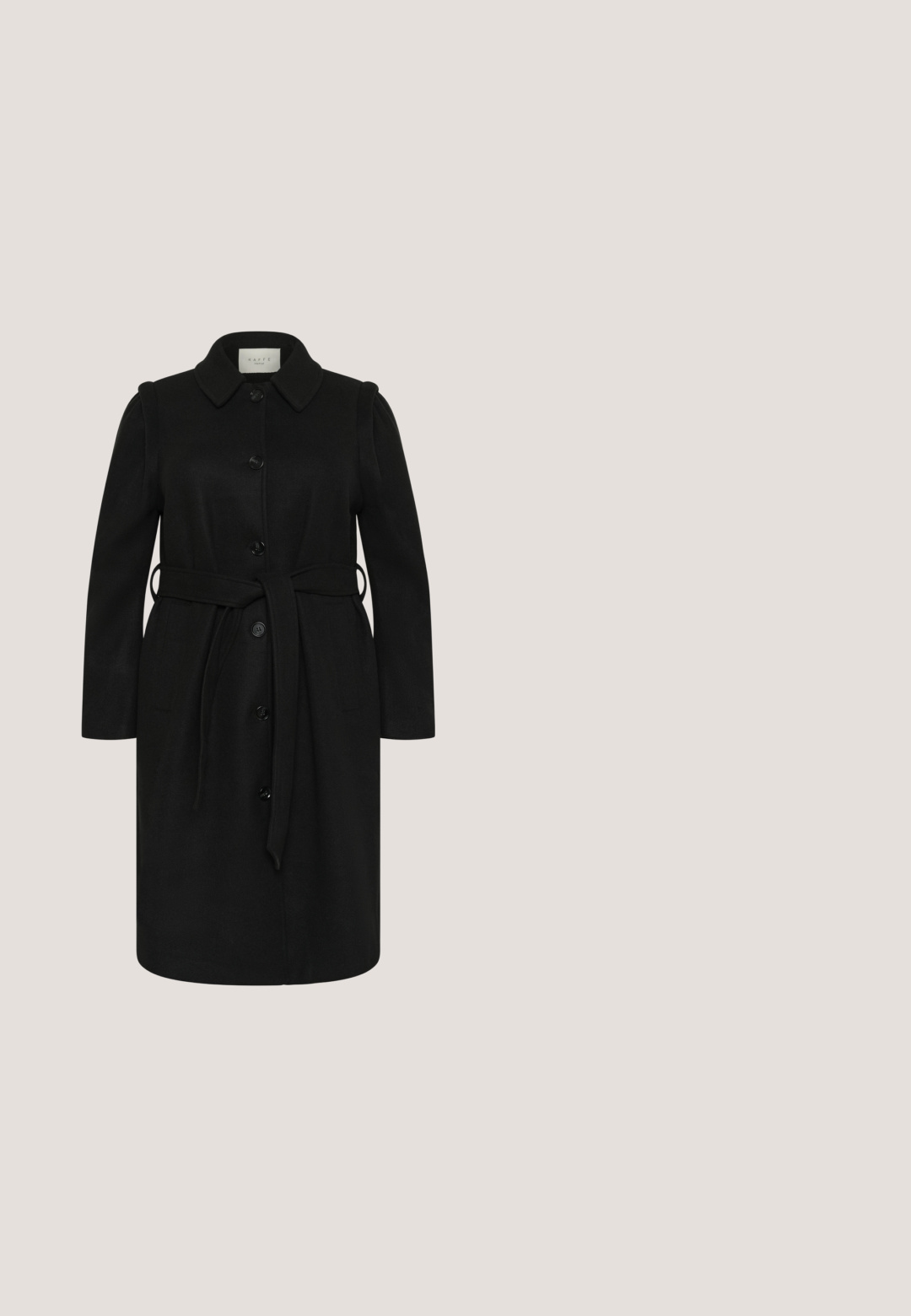 Kaffe Curve KCJULIAN - Mantel - black deep; Zwarte satijnen blouse met lange, gepofte mouwen, een V-halslijn en een centrale plooien aan de voorkant. Gladde textuur en gepolijste afwerking.; Zwarte, wijde broek gemaakt van een gladde stof met twee voorzakken en een platte tailleband. Gepersonaliseerd ontwerp met een strakke silhouet.; Zwarte leren hoge hakpomp met een spitse neus, enkelbandje en stiletto-hak. Glad textuur, minimalistisch ontwerp en contrasterend interieur.; Zwarte leren handtas met bovenhandgreep en schouderband, gouden sluiting en 'Victoria Hyde' merknaam aan de voorkant.; Een paar gepolijste, goudkleurige oorstekers in druppelvorm met een gladde, reflecterende oppervlakte op een witte achtergrond.