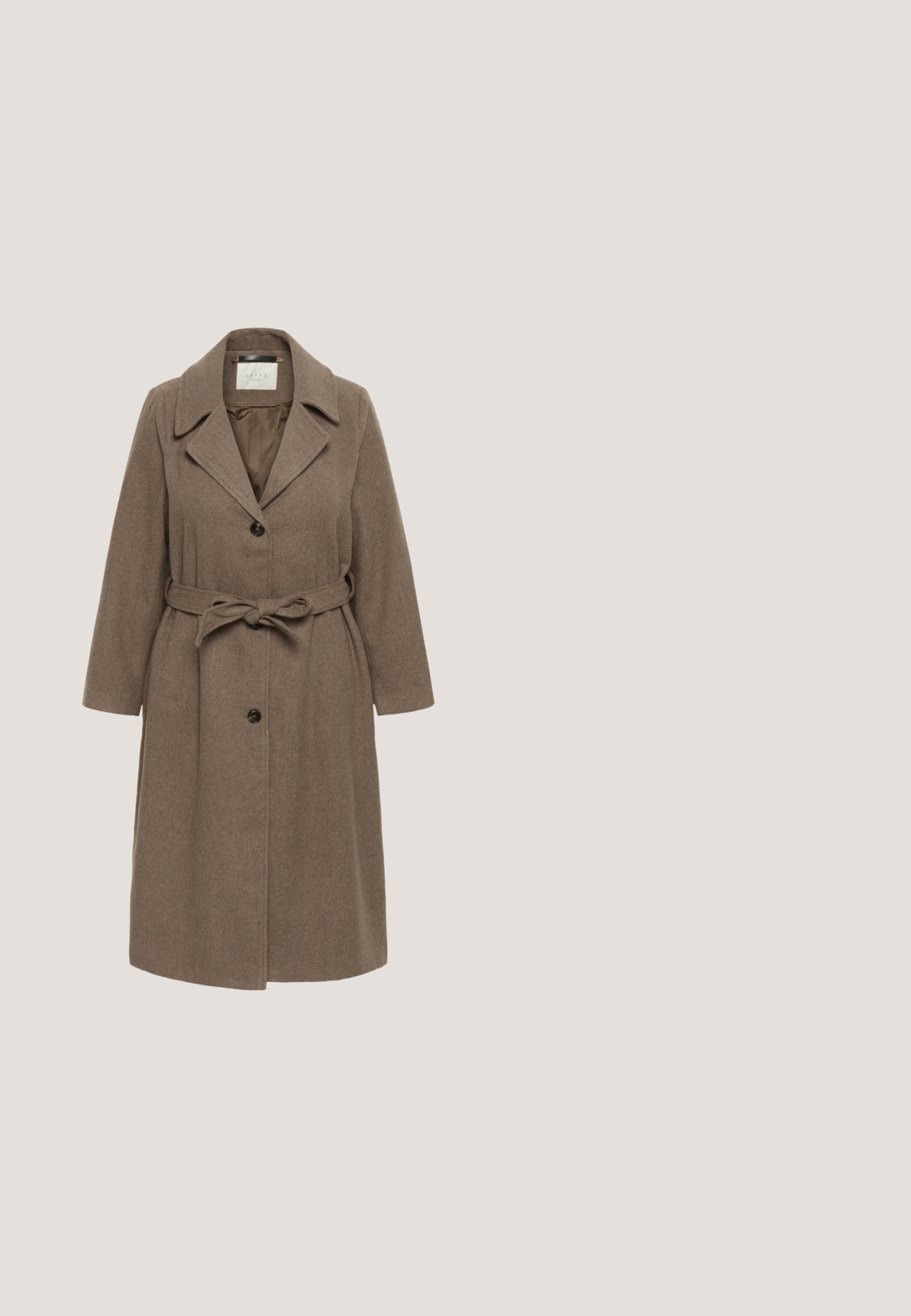 Abrigo de lana marrón hasta la rodilla con amplio cuello, dos botones frontales y cinturón a juego atado a la cintura.; Vestido beige de canalé con un escote redondo alto y mangas largas abullonadas. Textura suave, corte a la altura de la rodilla y detalles sutiles de patrón vertical.; Botas de ante marrón hasta la rodilla con punta afilada y un tacón apilado texturizado. Presentan un acabado liso y detalles de costura en contraste.; Gafas de sol marrón carey con forma cuadrada redondeada, lentes degradados y patillas con detalles en dorado. Montura de plástico suave con brazos elegantes.; Bolso cruzado de cuero beige con textura suave, cierre de cremallera y herrajes en tono dorado. Cuenta con una correa ajustable y costuras a tono.; Pendientes de oro con studs circulares conectados por delicadas cadenas, con una textura suave y un acabado pulido. Incluye dos diseños.