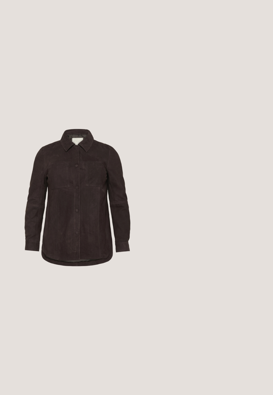 Veste en daim marron foncé avec un col, poches avant et fermeture à boutons. Dispose de manches longues et d'un ourlet arrondi.; Chemise à manches longues violet foncé avec un devant à boutons, texture douce et col cranté. Ourlet arrondi et boutons de couleur assortie.; Pantalon en tricot marron avec taille élastique et coupe droite, présenté sur fond blanc.; Chaussure à lacets en cuir brillant brun foncé avec semelle crantée noire épaisse, talon bas et design moc toe.; Sac à épaule en cuir marron avec un design courbé, une bandoulière ajustable et un discret logo en or. Texture lisse avec une finition élégante.; Boucles d'oreilles en résine violet foncé en forme de croissants de lune, avec des accents en métal argenté et des attaches arrière en plastique transparent pour un maintien sûr.