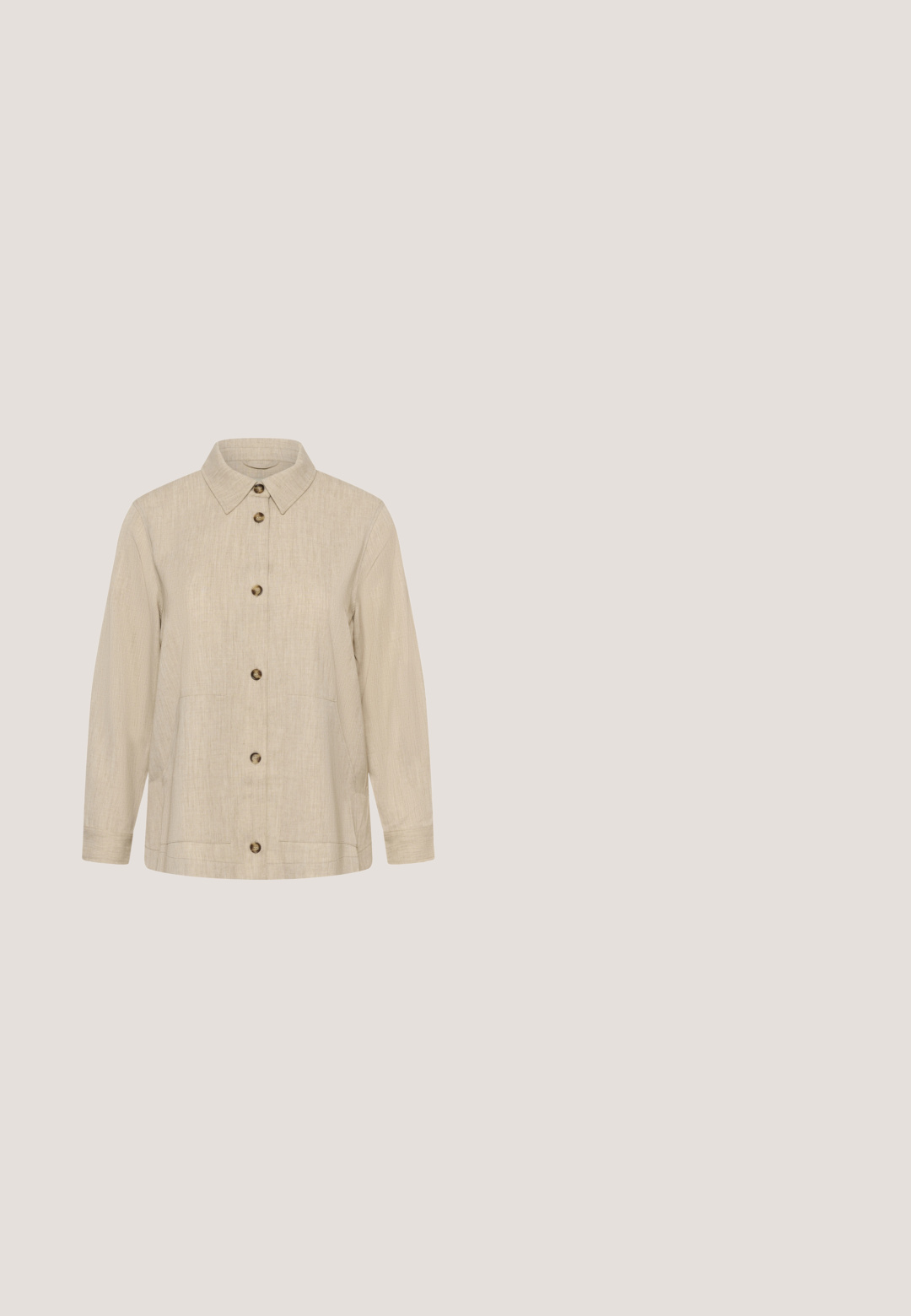 Chemise beige à manches longues avec col, cinq boutons sur le devant, et deux poches avant, en tissu texturé.; Cardigan beige à manches courtes avec des rayures blanches horizontales, encolure ronde et boutons métalliques sur le devant. Texture douce avec un léger éclat.; T-shirt à manches courtes en blanc cassé, fabriqué en coton doux. Dispose d'un col rond et d'une texture lisse et sans coutures. Pas d'accent notables.; Pantalons larges en beige, légers, fabriqués dans un tissu texturé avec une taille élastique et sans fermetures visibles.; Baskets blanches avec une tige texturée, des accents de couleur claire et une semelle en caoutchouc gomme. Présente un design classique à lacets.; Sac à main en cuir beige avec une forme structurée, un dessus plat, des côtés arrondis, une fermeture à rabat à l'avant et une seule bandoulière réglable.