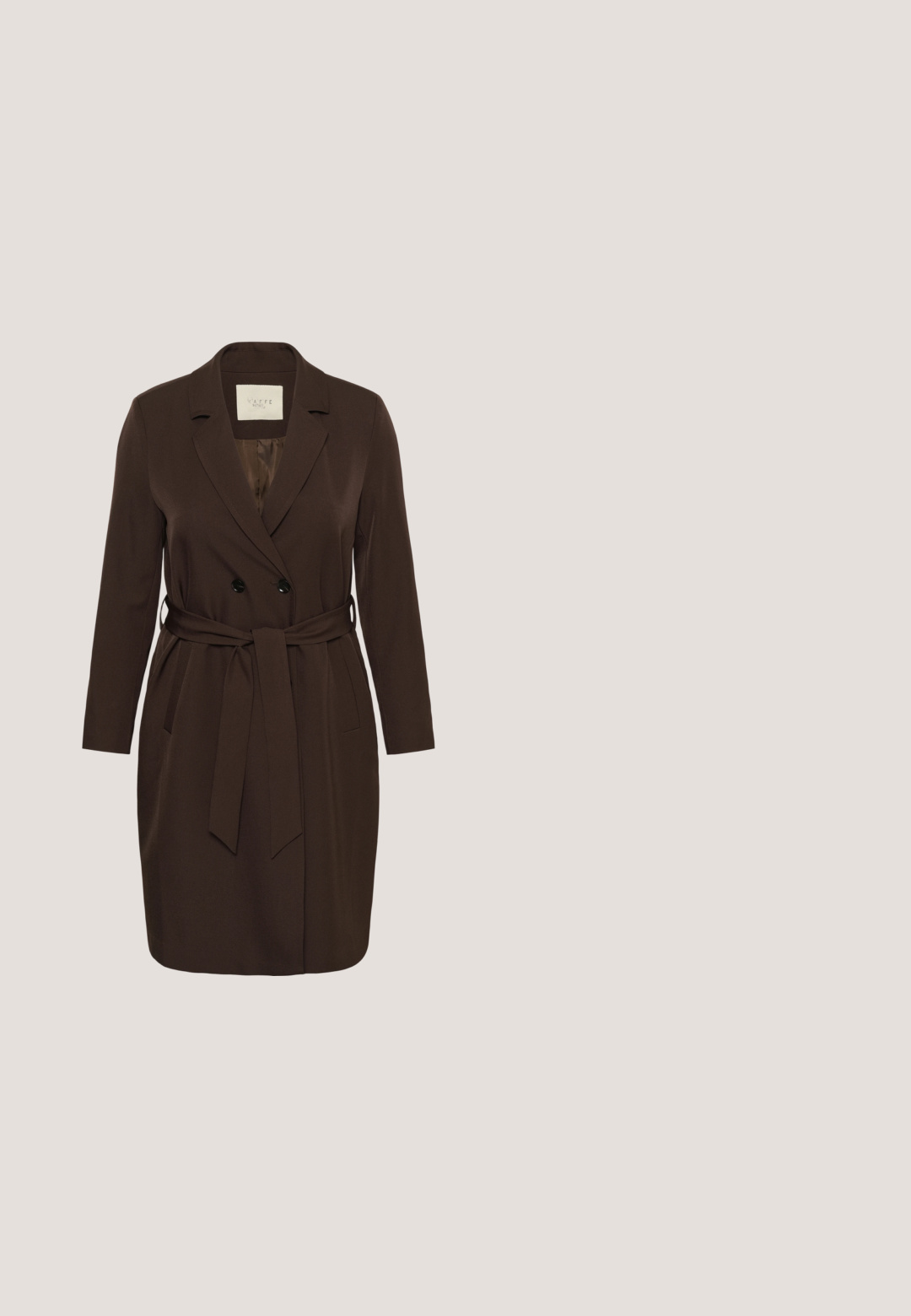 Manteau ceinturé double boutonnage marron foncé avec revers crantés, manches longues, poches latérales et coupe cintrée longueur mi-cuisse.; Blouse marron à manches courtes avec encolure ronde, taille froncée et quatre boutons sur le devant dont un bouton métallique.; Pantalons marron, jusqu'aux genoux, en tissu tissé lisse, dotés d'une fermeture à bouton et de deux poches latérales pour plus de commodité.; Escarpin en cuir marron à bout pointu avec un petit talon kitten et une finition lisse, montré de profil droit sur fond blanc.; Sac bandoulière en cuir brun avec panneaux bicolores diagonaux, sangle réglable et bracelet détachable sur fond blanc.; Bandeau en tissu marron avec des accents en métal doré. Présente une rangée d'ornements rectangulaires géométriques le long du bord.