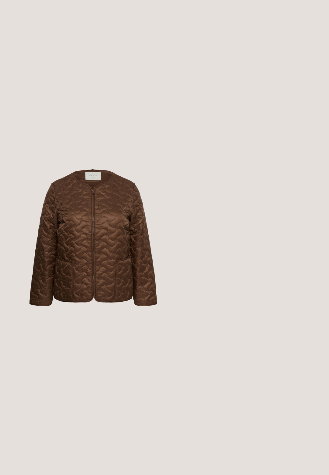 Brun quiltet jakke med lange ærmer og lynlås foran, med bølget quiltet mønster og rund halsudskæring.; Beige strikket polo skjorte med korte ærmer, prydet med et struktureret diamantmønster, en klassisk krave og tre frontknapper.; Khaki shorts lavet af letvægtsstof, med flad front, plisseringer, knaplukning og rullede nederkanter. Simpelt og skræddersyet design.; Brun læderankelstøvle med lav hæl, der hviler på træoverflade mod grøn græsbaggrund.; Brun rektangulær skuldertaske med lange stropper og minimale syningsdetaljer på en ensfarvet baggrund.; Halskæde i guldtone med tre uregelmæssige, glatte vedhæng formet som små sten på en tynd kæde med justerbar lukning.