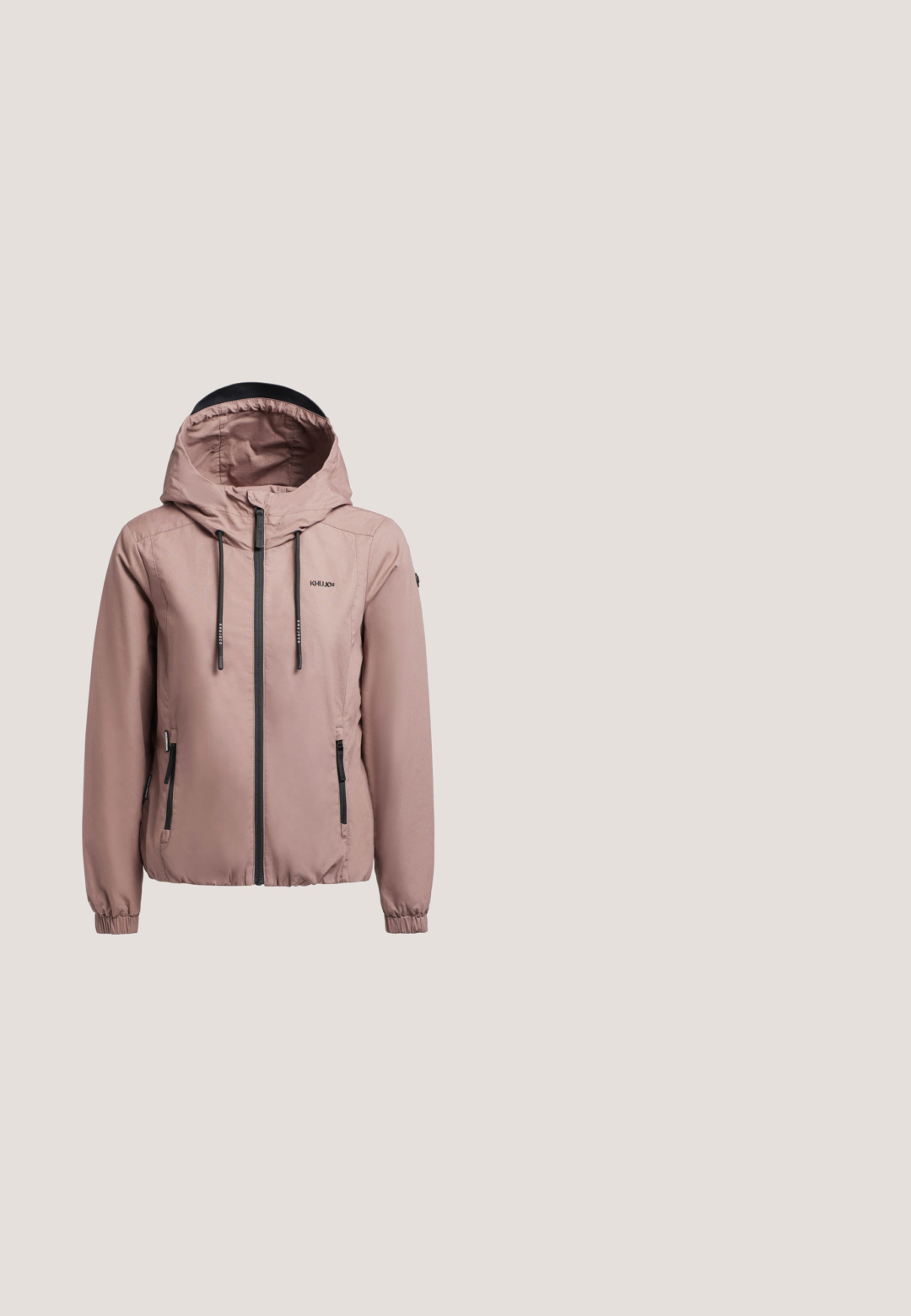 Lichtroze lichtgewicht jas met een capuchon, voorzien van een voorrits, twee zijzakken, elastische manchetten en een logo op de borst.; Zwarte T-shirt met korte mouwen, gemaakt van katoen. Voorzien van een kleurrijk logo met een blauwe ster en gestileerde figuur op de voorkant. Klassieke pasvorm.; Champion SOFT TOUCH BIKER PANTS - Tights - black; Witte lage sneaker met veters, roségouden oogjes en logodetail aan zijkant en hiel, platte rubberen zool.; Zwarte ovale zonnebril met donker getinte glazen en ALDO-logo op de pootjes, weergegeven op een lichte achtergrond.; Canvas draagtas met een illustratie van de zee, met een persoon bij een balustrade, palmbomen, een zeilboot en de handtekening "Karl".