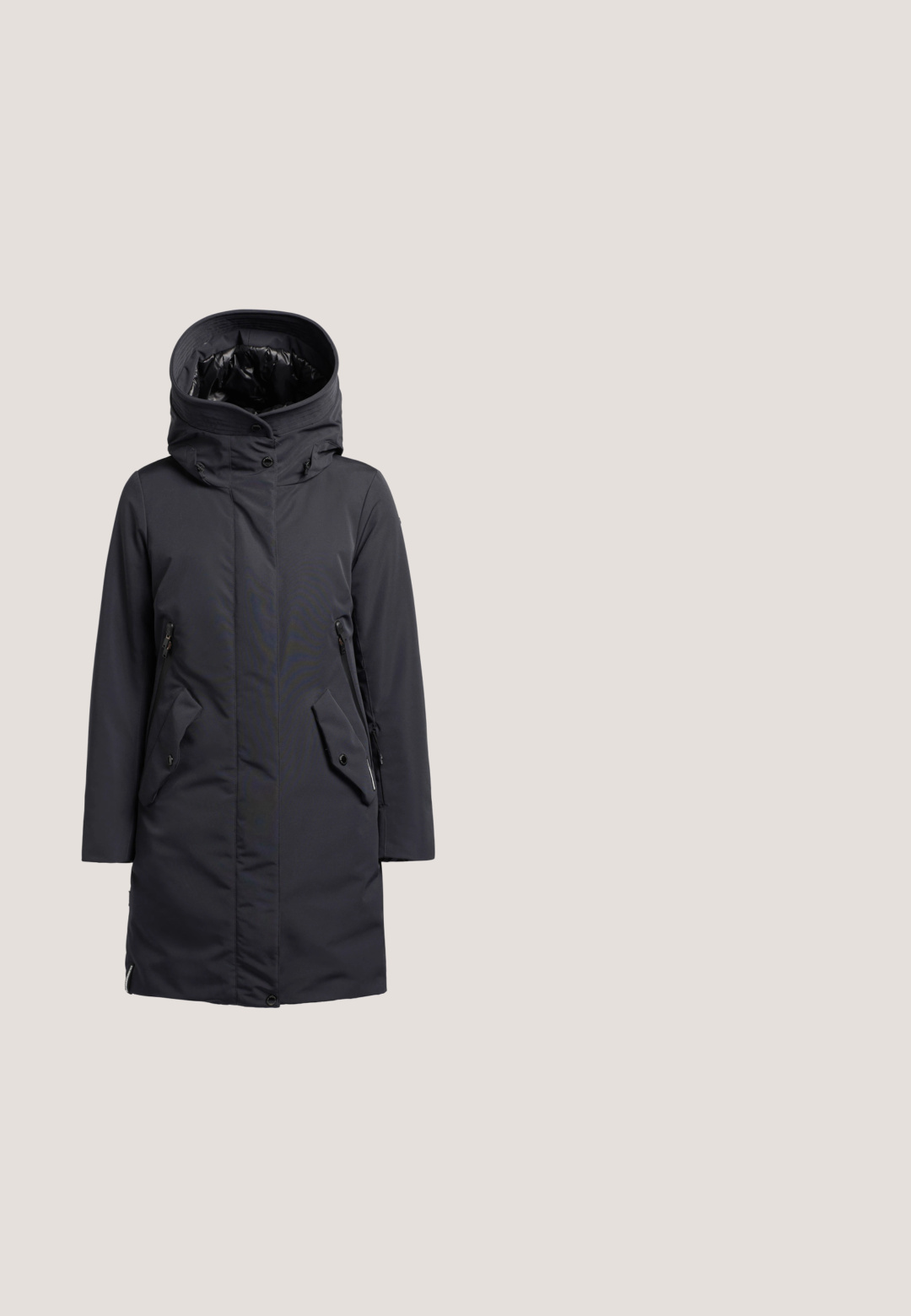 Parka noire, arrivant aux genoux, avec un col montant, des poches latérales zippées et une fermeture à bouton ; fabriquée en tissu lisse et imperméable.; T-shirt gris foncé à manches courtes avec col rond, coupe décontractée et petite étiquette de marque à l'intérieur du col.; Pantalons capri en denim gris au design ajusté, avec poches avant, fermeture à bouton et une texture légèrement usée.; Baskets noires en mesh avec un dessus texturé, dotées de lacets gris, d'accents blancs au niveau du talon et d'une semelle rayée blanche.; Sac en cuir noir avec une finition texturée, forme arrondie et une sangle mince. Dispose d'une fermeture éclair sur le dessus pour un rangement sécurisé.; Boucles d'oreilles en argent en forme de créoles avec un motif tressé, présentant une surface texturée et une fermeture à tige, un design courbé et une finition polie.