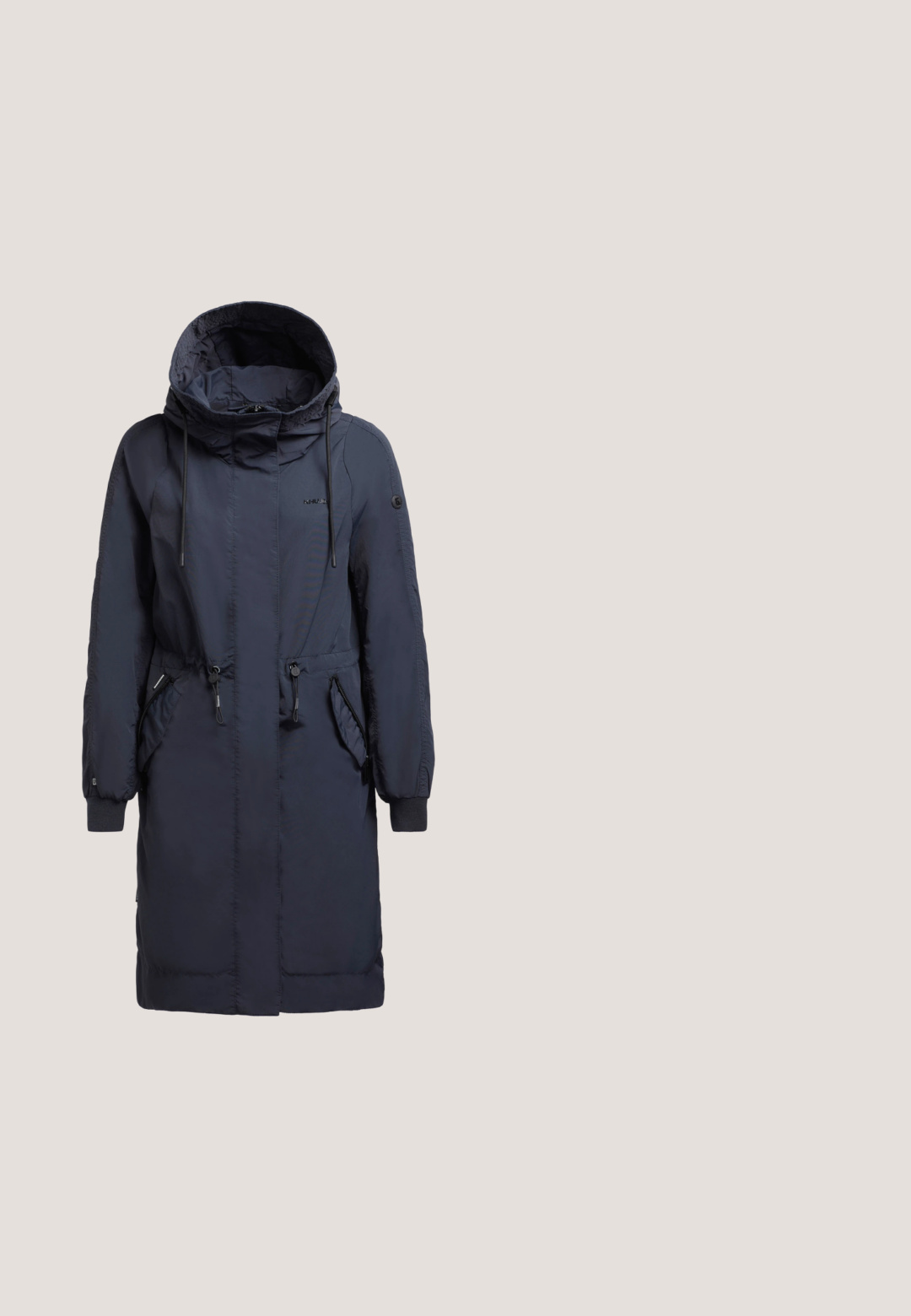 Mørkeblå parka jakke med hætte, elastiske manchetter, snøre i taljen og to frontlommer. Blød tekstur med et glat, let materiale.; Kortærmet denimskjorte i lyseblå med spread krave, to brystlommer og knaplukning fortil. Skjorten har en afslappet pasform og synlige syninger.; Lysblå skinny jeans lavet af denim, med høj talje, fem lommer og let fading langs lårene. Slidt kantdetalje.; Lysegrå og blå Puma-sneaker med snørebånd, hængende over teksturerede betontrin i udendørs omgivelser.; Lille rektangulær håndtaske med lodrette marineblå og hvide striber, stofhåndtag og cirkulært sort logo nær nederste venstre hjørne.; Guldøreringe med en glat, poleret overflade, som har en dråpependant af hvid perle. Ørerne er cirkulære med et tykt, kraftigt design.