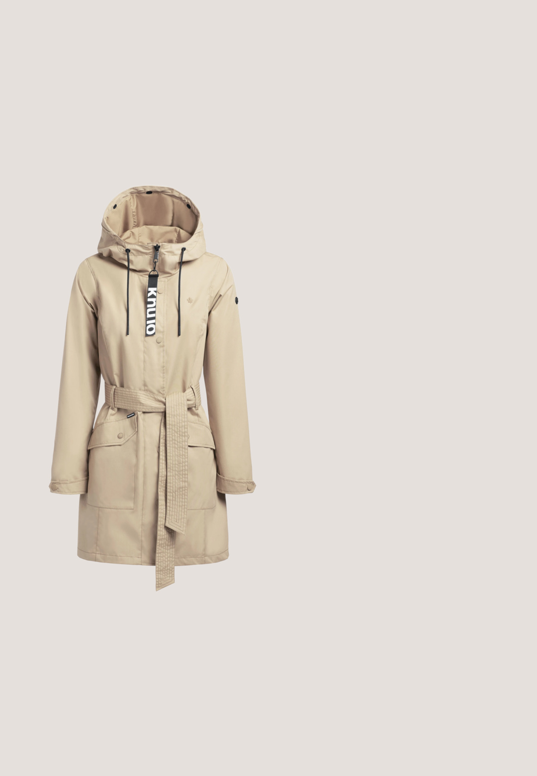 Beige vandafvisende jakke med hætte, lynlåslukning, snøre, lommer og bælte i taljen; har sorte metaldele og logo-detalje.; Beige langærmet sweater med ribbede manchetter og kanten, rund halsudskæring og et lille pink hjerte broderet under kraven.; Brune sweatpants i blødt stof med en afslappet pasform, der har en elastisk talje, snørre og et hvidt logo på venstre lår.; Lyserød atletiksko med tekstureret mesh-overdel og glatte detaljer. Har en tyk hvid sål og diskret mærkning på siden.; Brun og beige Guess håndleds pung med monogrammønster, guldfarvet lynlås, sidelænke, hvide lodrette striber og trekantet logo foran i midten.; Armbånd med guldfarve og matchende øreringe med hjerteform, krystaldekorationer og prægede "GUESS"-mærker på polerede overflader.