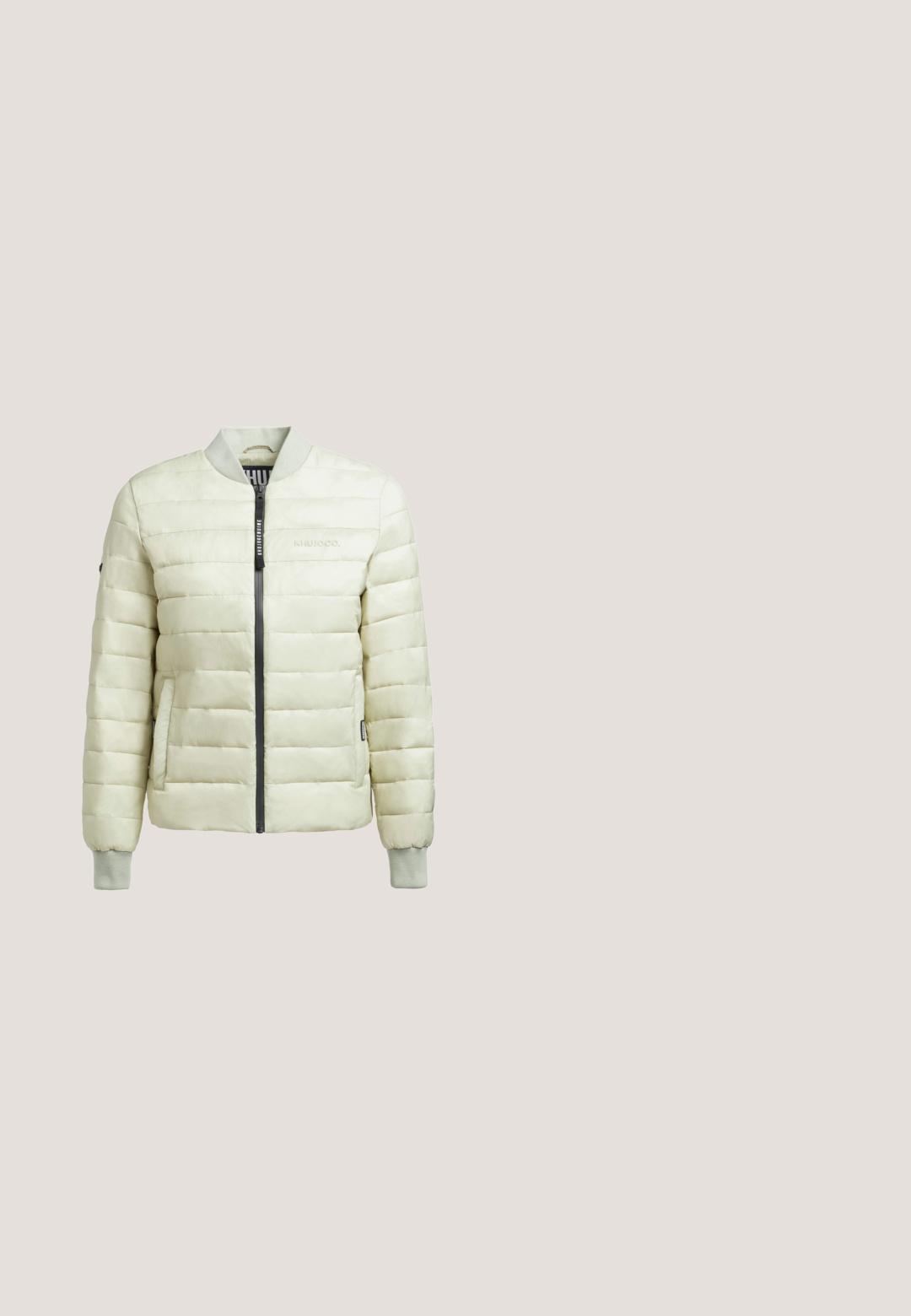 Vihreä puffer-takki, jossa on pommimuotoilu, varustettuna ribbikangastakeilla, sivutaskuilla ja etuvetoketjulla. Kankaan pinta on sileä.; Musta lyhythihainen neule, jossa on resorit kaula-aukossa ja hihoissa. Edessä lukee metallinhohtoisilla niiteillä "GUESS" ja "EST. 1981".; Tummansiniset leveälahkeiset farkut, joissa on korkea vyötärö, sivuilla napituskoristelut ja sileä farkkutekstuuri.; Mustat lenkkarit, joissa on verkkokangas päällinen, kiiltävät yksityiskohdat, kultaiset varusteet, teksturoitu pohja ja pehmustettu kaulus mukavuutta varten.; Kultaketju rannekoru, jossa on suuri perhosiriipus ja kaksi pienempää perhoskoristetta, joissa on kirkkaat koristekivet. Säädettävä lukko, jossa on nimilappu.; Punainen vetoketjullinen lompakko, jossa kohokuvioidut kukkakuviot ja ranneke, etupuolella kolmionmuotoinen Guess-logo.