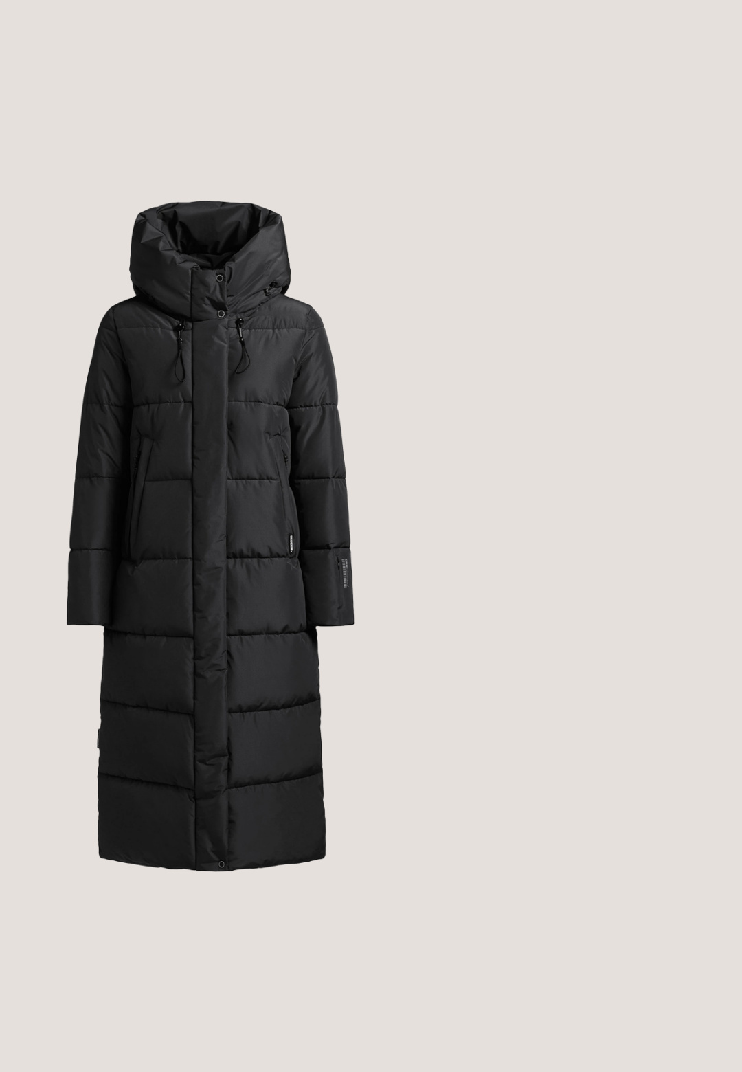 Schwarze gepolsterte Parka mit hohem Kragen, langen Ärmeln, Frontreißverschluss und Druckknopfverschluss. Verfügt über seitliche Taschen und eine glatte, matte Oberfläche.; Schwarzer Pullover mit hohem Kragen, langen Ärmeln und verstellbaren Kordeln. Aus glattem Stoff mit minimalistischem Design.; Schwarzes kurzärmliges T-Shirt aus weicher Baumwolle mit rundem Ausschnitt und figurbetontem Design sowie aufgekrempelten Ärmeln.; Schwarze Leggings mit einem hohen Bund. Hergestellt aus dehnbarem Stoff, mit einer glatten Textur und einer anliegenden Silhouette ohne sichtbare Nähte.; Schwarzer gestrickter Slip-On-Sneaker mit weißer Sohle und bronzefarbenem Fersendetail, mit flexiblem, geripptem Material und niedrigem Knöchelkragen.; Schwarze Reisetasche aus wasserfestem Nylon, mit zwei oberen Griffen, einer Vordertasche und einem mit Reißverschluss versehenen Hauptfach. Glatte Textur.