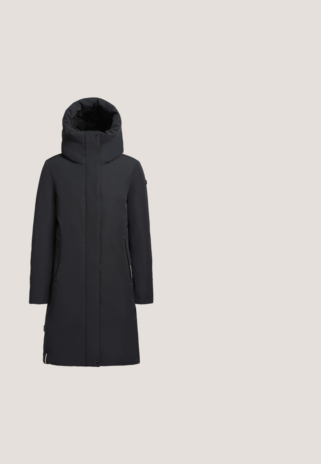 Schwarz isolierter Mantel mit hohem Kragen, großer Kapuze und zwei seitlichen Taschen. Glatte Textur, knielanges Design, minimalistisch und funktional.; Grauer Langarm-Turtleneck mit lässiger Passform. Weicher Stoff, minimalistisches Design und ein gemütlicher Turtleneck-Kragen. Keine Muster oder Akzente.; Hellgrauer Pullover mit Kragen, langen Ärmeln, gerippter Textur und lockerer Passform. Weiches Material und minimalistisches Design.; Schwarze Denim-Jeans mit geradem Schnitt, ausgestattet mit einem normalen Bund, Gürtelschlaufen und zwei Vordertaschen. Glatte Textur, minimale Hardware.; Schwarze High-Top-Sneaker mit gequiltetem Obermaterial, strukturierten Lederelementen und einer dicken, profilierten Gummisohle. Metallische Hardware-Details enthalten.; Schwarze Tragetasche aus glattem Nylon mit Lederakzenten und zwei robusten Handgriffen. Die Dimensionen sind geräumig, um die wichtigsten Dinge zu transportieren.