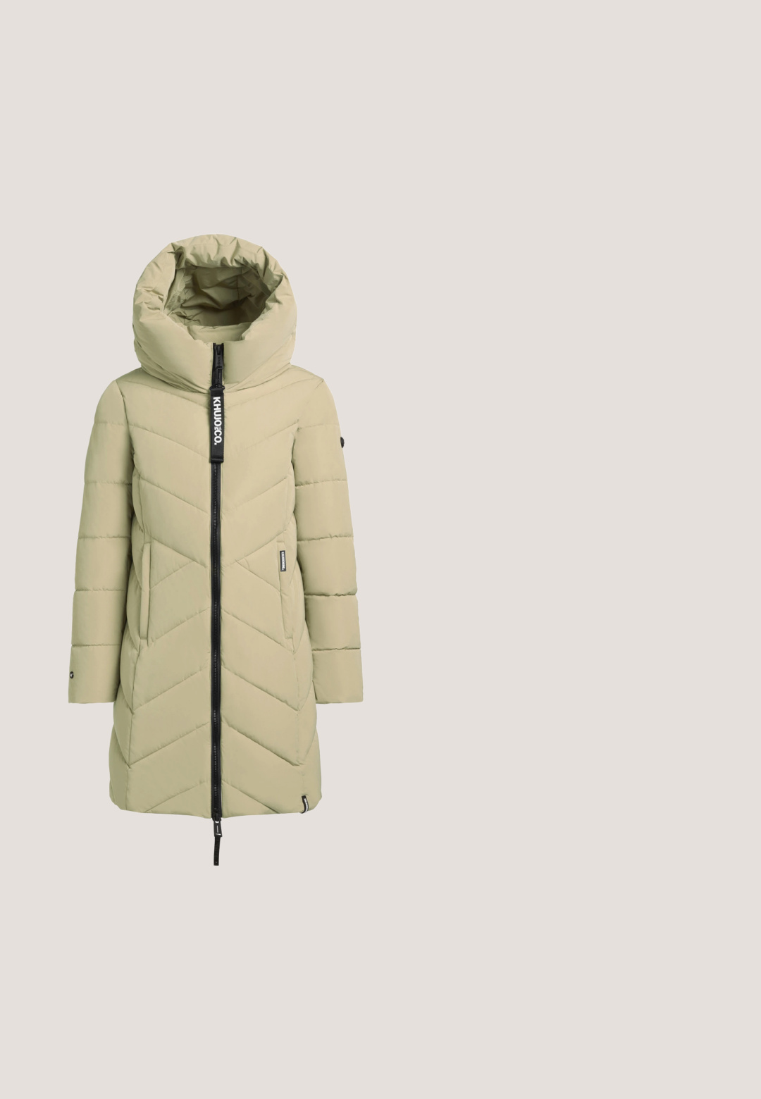 Lys beige pufferjakke med høj krave og oversized hætte, prydet med chevron-quiltet mønster, frontlynlås og to sidelommer.; Mørkegrå sweatshirt med rund hals, featuring sort trykt tekst og vinge grafikker. Ribbenede manchetter og kant, blød stofoverflade.; Sort tætsiddende T-shirt med korte ærmer, rund hals og lille hvidt "Pepe Jeans" logo på venstre bryst.; Sorte denimbukser med slim-fit design, medium taljehøjde og let franskede kanter. Har standard fem-lomme design og knaplukning.; Sort og grøn sneaker med en blanding af skinnende og matte teksturer, prydet med et slangemønster, grå sål og diskrete hardwaredetaljer.; Pepe Jeans GAVIN - Håndtasker - black