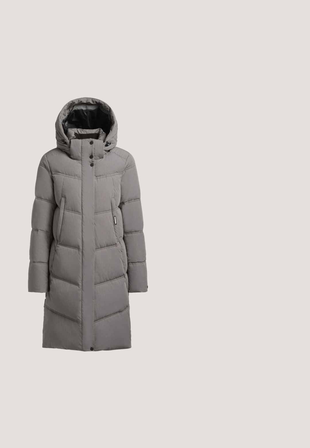 Long manteau d'hiver gris matelassé avec capuche, boutons sur le devant et poches latérales, conçu pour protéger du froid.; Pull gris clair en tricot duveteux, avec un col rond et des manches longues, présentant une coupe décontractée et un ourlet côtelé.; T-shirt gris clair à manches courtes et côtes fines, col rond, avec petit logo noir "Pepe Jeans" sur la poitrine gauche.; Jean en denim gris taille haute, coupe droite, avec poches avant et arrière et fermeture bouton à la taille.; Botte de cheville en daim gris avec bout rond, profil bas et semelle en caoutchouc texturé. Présente des accents cousus et un intérieur souple.; Sac à main en daim gris avec une seule anse de style hobo et un accent de chaîne métallique. Présente des coutures discrètes et une texture lisse.