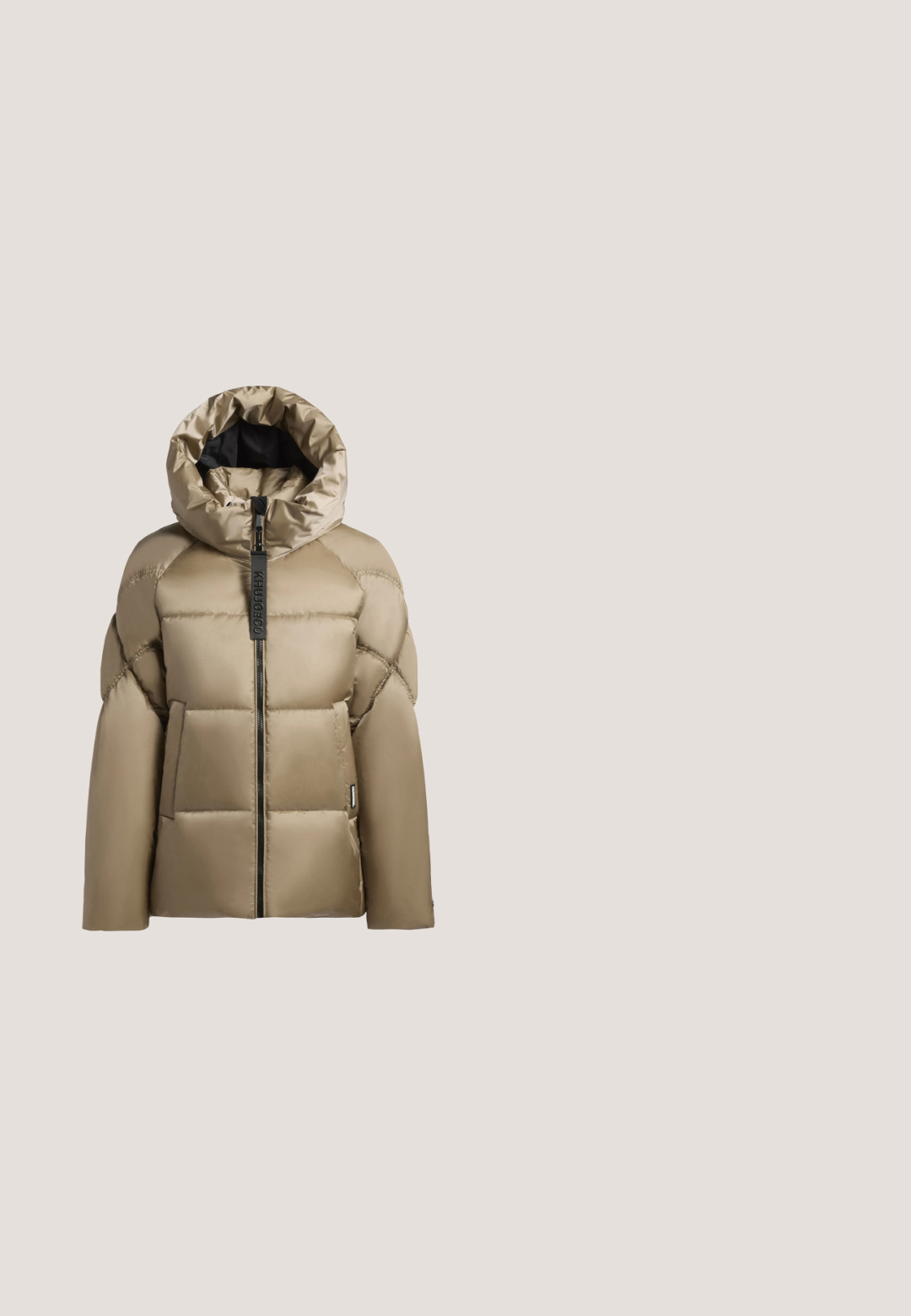 khujo ISETT - Vinterjakker - sand; Beige sweatshirt med lange ærmer, der har guldglitter "EA7" og guld "EMPORIO ARMANI" logo tekst foran.; Mørkeblå vidde jeans lavet af denim. Har en knaplukning, forlommer og kontrasterende syninger. Ren, klassisk design.; Beige sneakers med en fuzzy tekstur, der har en overdel i stof, metalliske detaljer og en hvid gummisål, mærket med "DK" på siden.; Rektangulær beige læder crossbody-taske med sølvlynlås, bredt mærket stofrem og logoet "Emporio Armani Milano 1981" på forsiden.; Par små gyldne hoop-øreringe, hver sat med en klar rektangulær ædelsten på en ensfarvet lys baggrund.