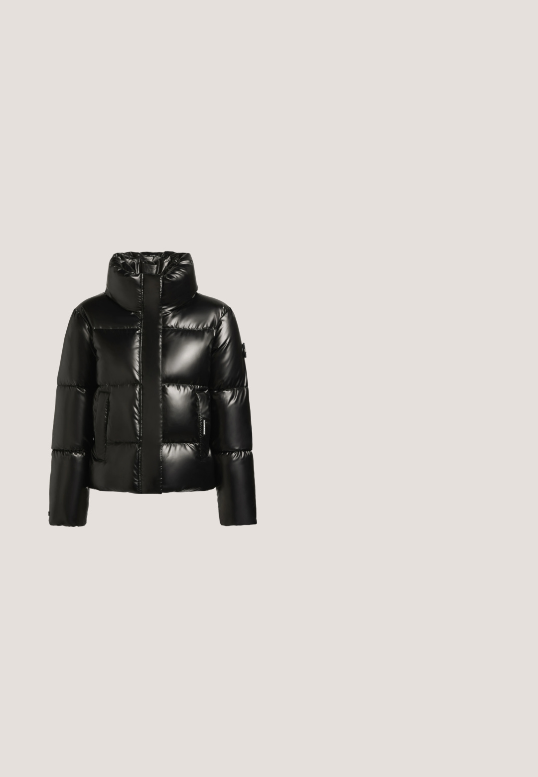 khujo RINJA SHINY - Vinterjakker - dunkelgrau; Sort ribbet rullekrave sweater med lange ærmer, cropped design og diskret logo detalje ved kanten. Blød strikket tekstur.; Sorte læderbukser med slim fit, flad talje og udskæring i bunden. Glat tekstur og minimalistisk design uden synligt hardware.; KARL LAGERFELD THERMO LOGO - Vinterstøvler - black; Sort lodden rektangulær håndtaske med to læderhåndtag og en bred justerbar skulderrem med metal spænde.; Runde sølv ørestikker med klare centrale krystaller, graveret med "KARL LAGERFELD" rundt kanten, vist på hvid baggrund.