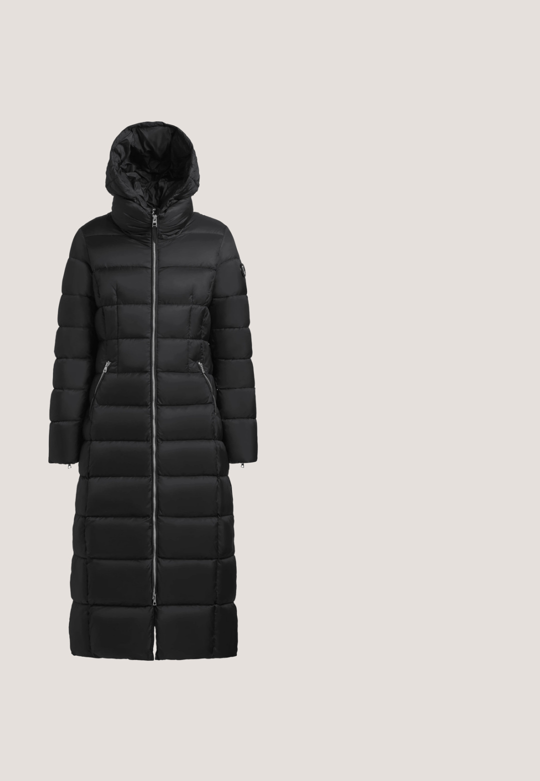 khujo MALEE - Abrigo de invierno - schwarz; Suéter de punto blanco con rayas negras y grises a lo largo del dobladillo y los hombros. Cuenta con cuello redondo y cremalleras laterales en la parte inferior.; Jeans pitillo en denim azul oscuro con diseño clásico de cinco bolsillos y cierre de cremallera con botón metálico. Textura ligeramente descolorida.; Zapatillas de cuero negras con suelas de goma blancas, con un acabado liso, punta redondeada y cordones planos. Llevadas con jeans de color azul claro.; Bolso de mano gris con acentos de cuero negro, de forma redondeada, con dos asas superiores y una correa de hombro desmontable. Presenta un detalle de logo en relieve.; JOOP! CREOLEN  - Pendientes - silberfarben