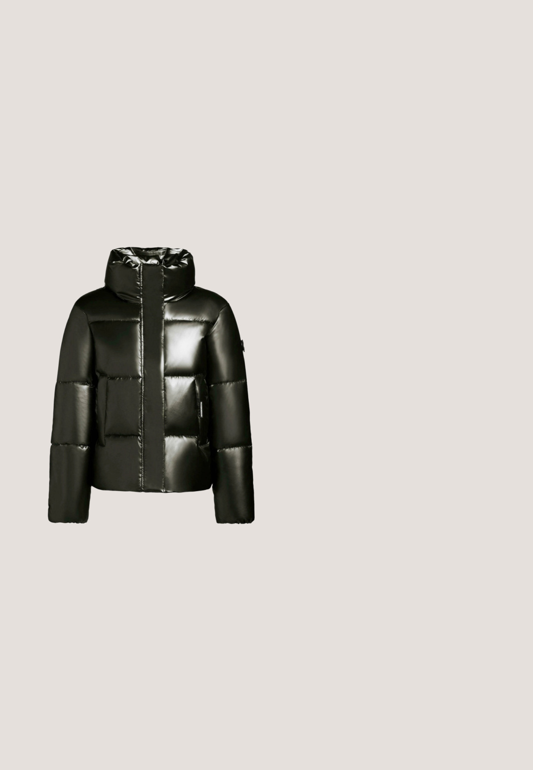 Sort puffers jakke med en blank finish, høj krave og polstret design. Funktioner inkluderer en frontlynlås og sidelommer. Løs pasform.; Mørkegrønt rullekrave-sweater med ribbede detaljer, lange ærmer og en afslappet pasform. Lavet af blødt, tekstureret strikmateriale.; Sorte, højtaljede bukser med vidde i benene, frontlukning med knapper og opslag ved buksebenene, glat stof uden synlige lommer eller mønstre.; Sorte gummistøvler til anklerne med elastiske sidepaneler, teksturerede såler og løbte hanke for nem påtagning. Glat overflade og robust design.; Sorte wraparound-solbriller med mørke linser og let buede, rektangulære stel, vist mod en hvid baggrund.; Sort vævet lædertaske med rektangulær form, lynlås, og justerbar rem. Har tekstureret overflade og elegant design.