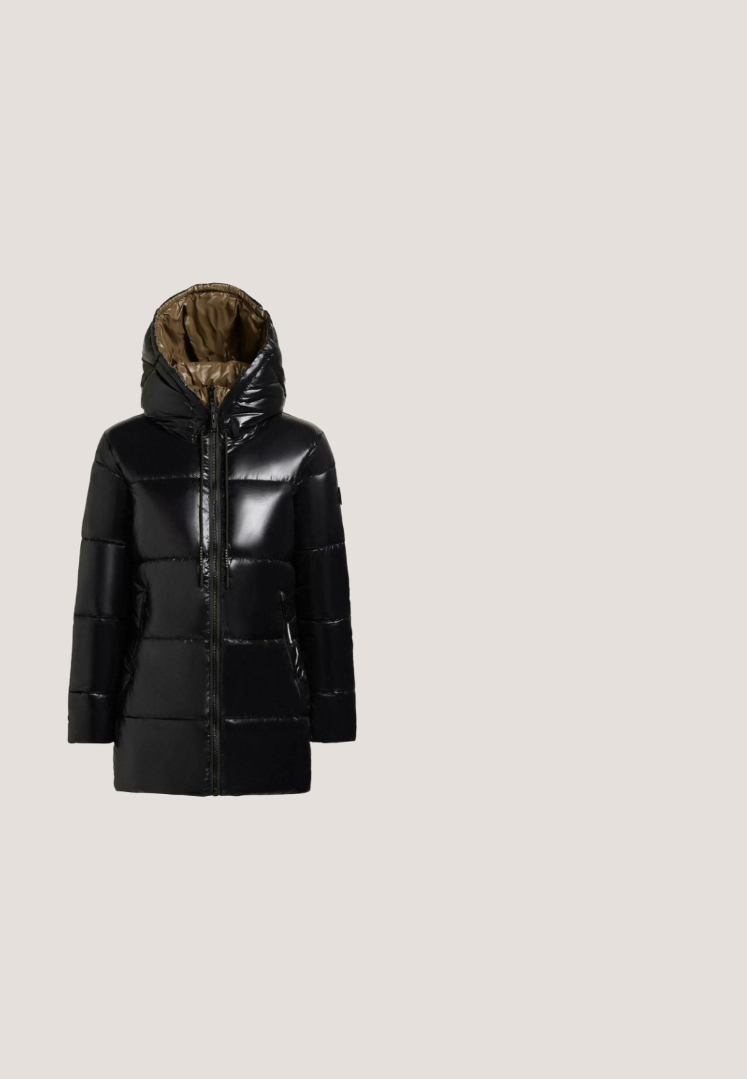 khujo GRANA - Wintermantel - black; Schwarzer, langärmeliger Pullover aus glattem Stoff, mit Rundhalsausschnitt und dezentem Logo auf der Vorderseite, sowie dekorativen Knöpfen an den Ärmeln.; Hoch taillierte schwarze Leggings aus Kunstleder mit einer glatten, glänzenden Oberfläche und einer figurbetonten Silhouette, die sich am Knöchel verjüngt. Keine sichtbaren Nähte.; Schwarze knielange Stiefel mit einer gesteppten Textur, die ein Schnürdesign, einen kontrastierenden gerippten oberen Saum und eine dicke, robuste Sohle aufweisen.; Schwarze Kunststoffsonnenbrille mit einem klobigen rechteckigen Rahmen und einem verlaufenden grauen Linsen. Mit einem goldenen "G"-Logo an der Seite.; Schwarze gesteppte Tragetasche mit glänzendem Finish, zwei Ledergriffen und silberfarbenen Kettenakzenten. Auf der Vorderseite befindet sich ein dreieckiges Logo.
