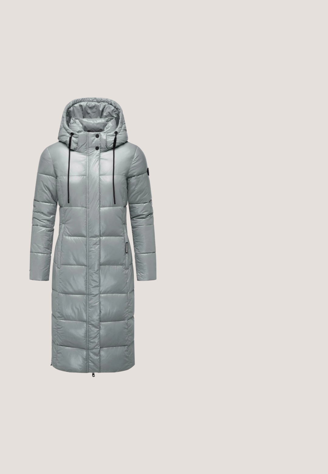 Lichtgrijze gewatteerde lange jas met een capuchon, voorzien van een gequilt ontwerp, zwarte trekkoorden en zijzakken. Soepele, glanzende afwerking.; Lichtgrijze hoodie met lange mouwen met aantrekkoorden, geribde manchetten en zoom, en een zichtbaar merkembleem aan de binnenkant van de kraag.; Lichtgrijze lange mouw top met een ronde halslijn, brede snit en zachte stof. Bevat een subtiele logo-detail aan de zoom en heeft een relaxte pasvorm.; Grijze sweatpants van zacht materiaal met een elastische tailleband, een witte trekkoord en taps toelopende manchetten bij de enkels. Geen zichtbare zakken.; Grijze gebreide sportschoen met witte veters, een gestructureerd oppervlak, een gevoerde witte tussenzool en een zwarte rubberen loopzool.; Lichtgrijze crossbody sling tas met twee ritssluitingen, verstelbare band en subtiel ruitpatroon, geborduurd met "GMV" logo.