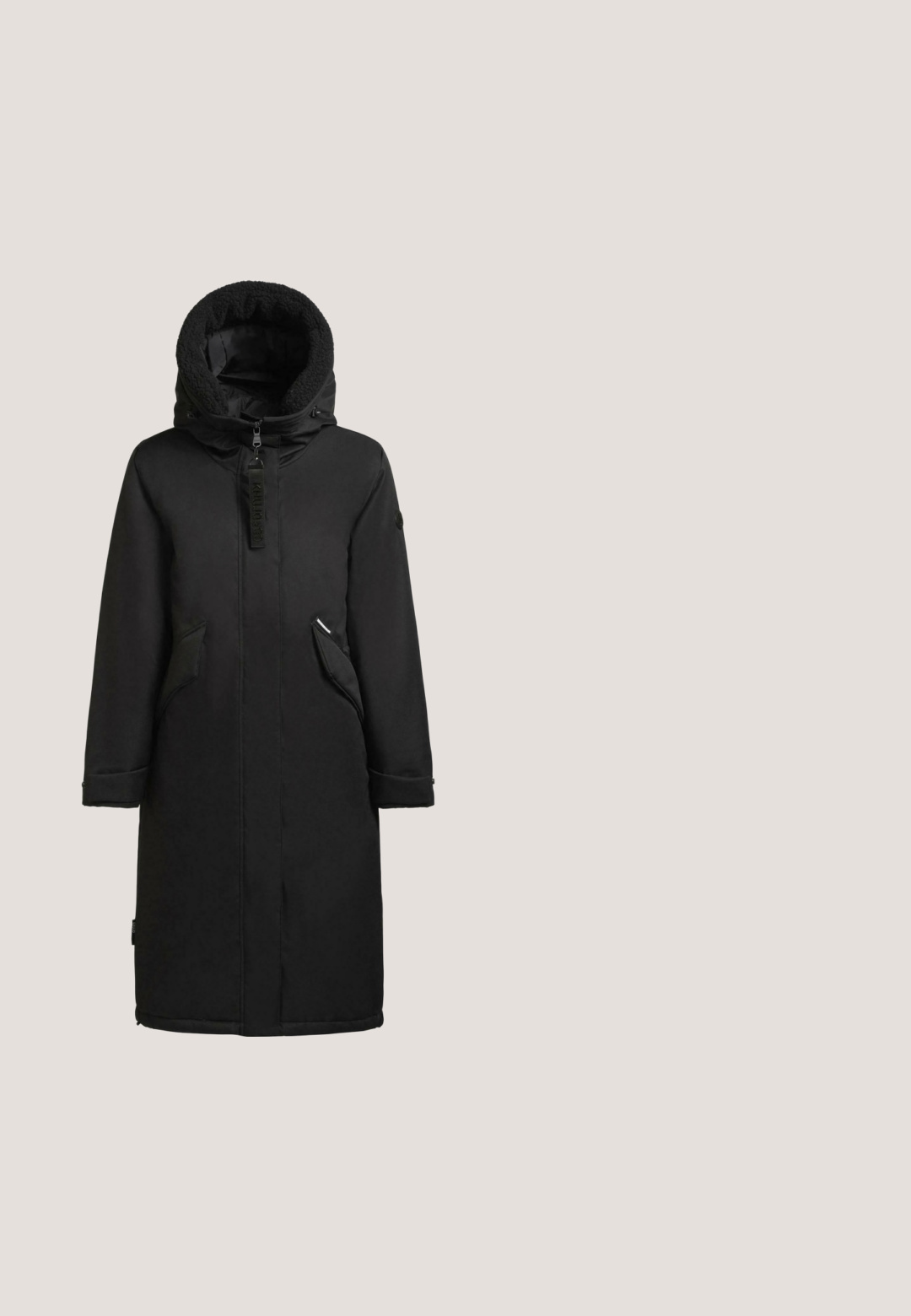 Schwarze Parka-Jacke mit einem gefütterten Kapuzenrand, seitlichen Taschen und einem Reißverschluss. Sie hat lange Ärmel und eine gerade Silhouette.; Schwarzes Langarmoberteil aus weichem Samt, mit rundem Halsausschnitt und gerafftem Detail an der Seite, mit einem leicht geschwungenen Saum.; Schwarze weite Hose aus glattem Stoff mit elastischem Bund und ohne sichtbare Taschen. Gerade Form mit sauberem Finish.; Schwarzer Ledersneaker mit dicker Sohle, vorn Schnürung und gepolstertem Kragen, seitlich auf weißem Hintergrund gezeigt.; Schwarze gepolsterte Nylontasche mit einem Reißverschluss, ausgestattet mit einer Vordertasche und einem abnehmbaren Tragegurt für einfachen Transport. Strukturierte Oberflächendetails.; Silberne Armreife in einem glatten, abgerundeten Design. Verfügt über eine nahtlose, polierte Oberfläche mit einer offenen Enden für einfaches Tragen.