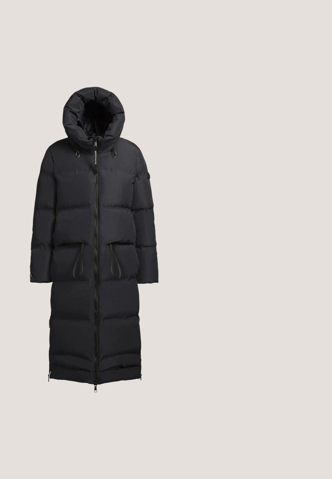 khujo STEPPMANTEL AROMA-YM - Vinterfrakke - black; Sort ribbet langærmet turtleneck med en lynlås i kraven og tætsiddende silhuet, lavet af et blødt, strækbart stof. Minimalistisk design.; Sorte bukser med vide ben lavet af et glat materiale, med en elastisk talje og diskrete sømdetaljer langs siderne.; Sort vinterstøvle med tykk gummisål, sort imiteret pelskant og hvide mønstrede snørebånd, der er viklet rundt om anklen og bundet i en sløjfe.; Sort rektangulær håndtaske med blød pelsstruktur og en enkelt tynd læderrem på hvid baggrund.; Sølvarmbånd med et uendelighedssymbol i midten, to fine kæder med sammensluttede led og en justerbar lås. Glat tekstur og poleret finish.