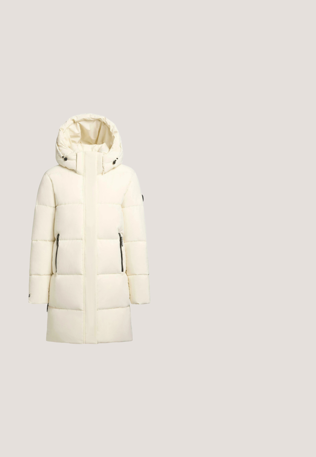 Manteau matelassé blanc avec capuche, doté de poches zippées sur les côtés et d'une coupe droite. Tissu doux avec une texture lisse.; Pull en polaire beige doux avec un col montant, une fermeture éclair demi-longueur, des poignets côtelés et un motif léopard subtil, marqué O'Neill sur la poitrine.; T-shirt crème à manches courtes, col rond, silhouette ajustée et manches retroussées.; Pantalon blanc slim-fit à taille haute, fermeture à double bouton et passants de ceinture, présenté sur un fond uni.; Baskets montantes beiges avec semelle marron clair, accent métallique au talon, laçage à l'avant et col en fourrure douce pour la chaleur et le confort.; Sac bandoulière beige en matériau lisse avec garnitures en or, deux compartiments zippés et une sangle ajustable. Logo de la marque sur le devant.