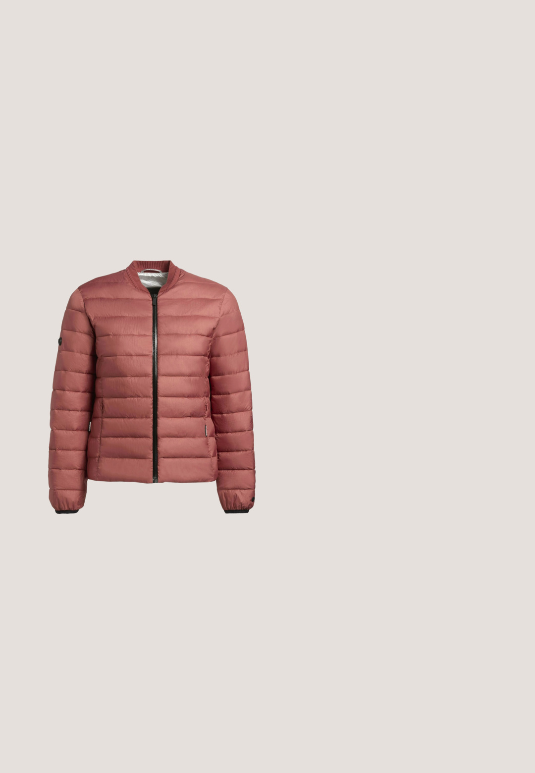 Padded bomber jacket v jemnej ružovej farbe, s predným zipsom, čiernymi akcentmi, rebrovaným golierom a elastickými manžetami. Hladká, prešívaná textúra.; Čierny priliehavý top s dlhým rukávom a malým logom Calvin Klein na hrudi, vystavený na bielom pozadí.; Čierne džínsy so zvýšeným pásom, rovné nohavice, dizajn s piatimi vreckami, zapínanie na predný gombík a minimálne švy.; Biela nízka teniska s hrubou podrážkou a bočným logom "cK", šnurovaním vpredu a minimalistickým dizajnom na neutrálnom pozadí.; Bordeaux kožená crossbody taška s embosovaným diamantovým vzorom, obdĺžnikového tvaru a dlhým nastaviteľným popruhom. Hladká textúra.; Strieborné kruhové náušnice s geometrickými facetami, pričom každé z nich má šesť trojuholníkových sekcií s vsadenými priehľadnými krištáľmi vpredu.