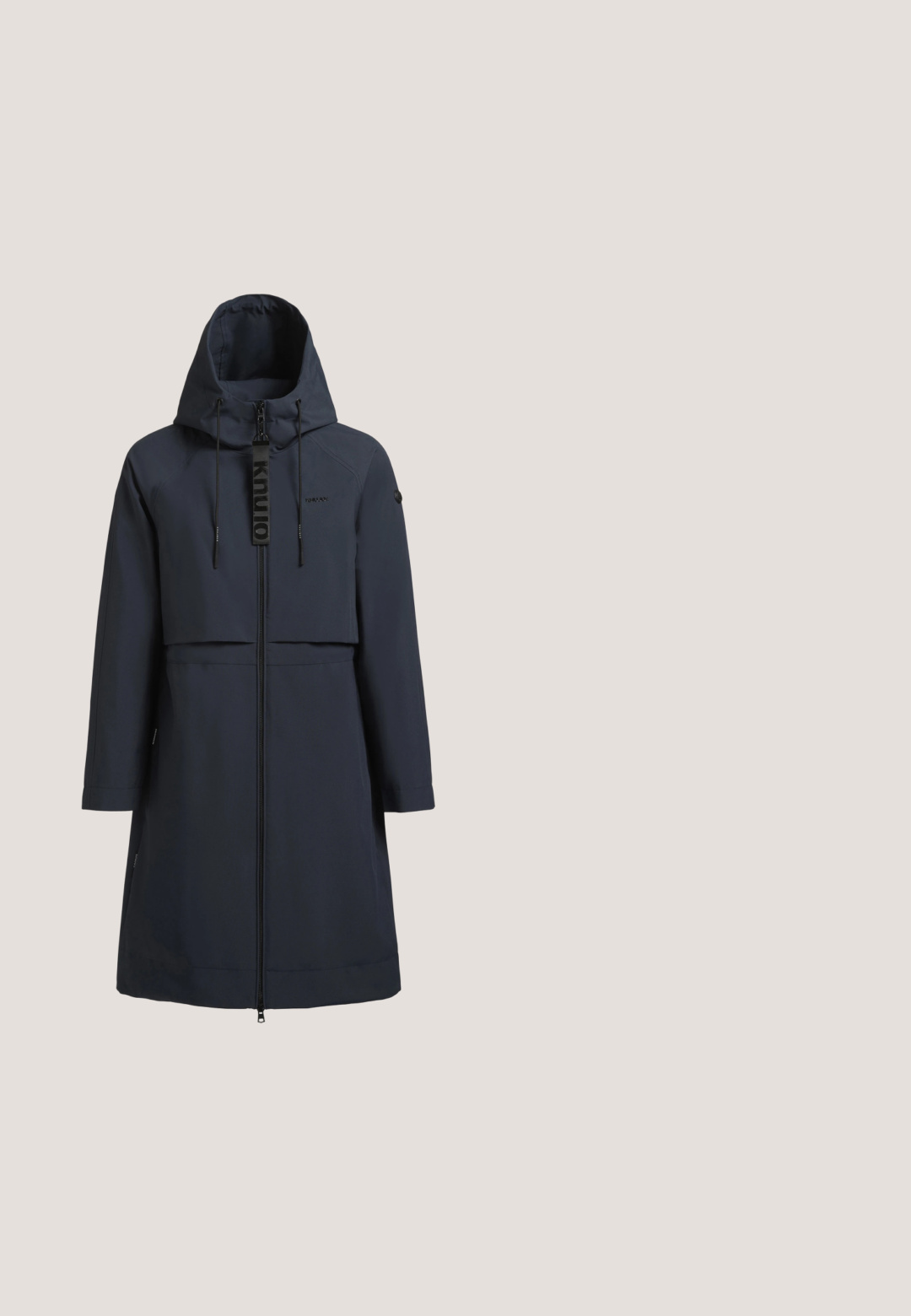 Manteau imperméable bleu marine avec fermeture éclair à l'avant, capuche ajustable et fermetures à crochets et boucles. Fabriqué en tissu lisse et texturé.; Pull en maille gris clair à manches courtes, col rond, détail de couture centrale et large bord-côtes à la taille.; Pantalon gris clair à jambes droites avec taille élastique et détails de coutures verticales à l’avant.; Baskets en cuir blanc avec une texture lisse, semelle en caoutchouc grise, sept œillets et un accent argenté sur le talon. Logo affiché sur le côté.; Sac polochon en similicuir blanc avec des accents gris clair, double poignée, bandoulière détachable et pampille décorative. Présente un motif subtil.; Bracelet en métal argenté, surface intérieure lisse, extérieur texturé avec un motif en diamant, extrémités ouvertes, design minimaliste.