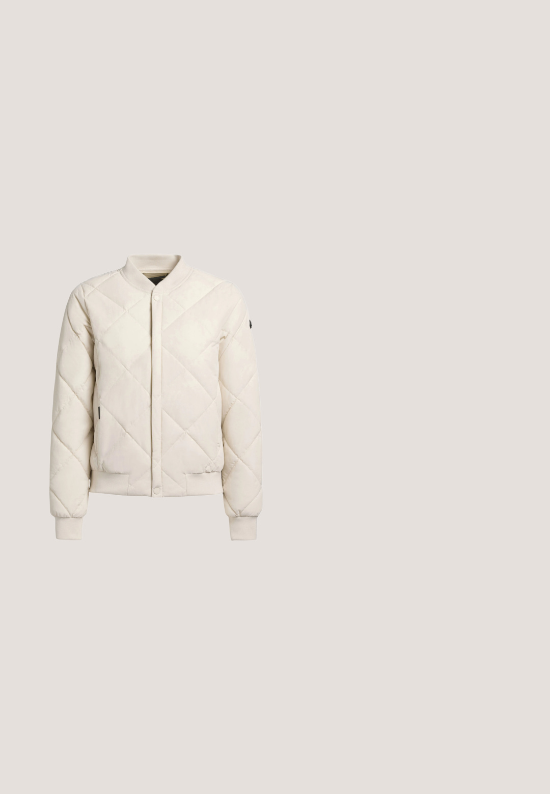 Gepolsterte Bomberjacke in hellbeige mit Druckknopfschluss, gerippten Ärmeln und einem strukturierten Kragen mit subtilen Brandingdetails.; Grünes Wickelkleid mit langen Ärmeln, einem Kragen und einem seitlichen Bindeband. Verfügt über eine Brusttasche und eine glatte Textur mit einem schwingenden Rock.; Knielange schwarze Lederstiefel mit glatter Oberfläche, runder Spitze, niedrigem Gummisohle und minimalem Nähdetail.; Schwarze Cat-Eye-Sonnenbrillen mit grünen Gläsern, glänzender Oberflächenbeschaffenheit und silberner Logo-Ausstattung an den Bügeln. Winkeliger Rahmen mit dicken Bügeln.; Schwarze rechteckige Ledertasche mit zwei dünnen Schulterriemen vor einem einfarbigen hellen Hintergrund.; Goldene Halskette mit einem zarten Design, die einen kleinen pinkfarbenen herzförmigen Anhänger und einen Karabinerhaken mit einer verstellbaren Kette besitzt.