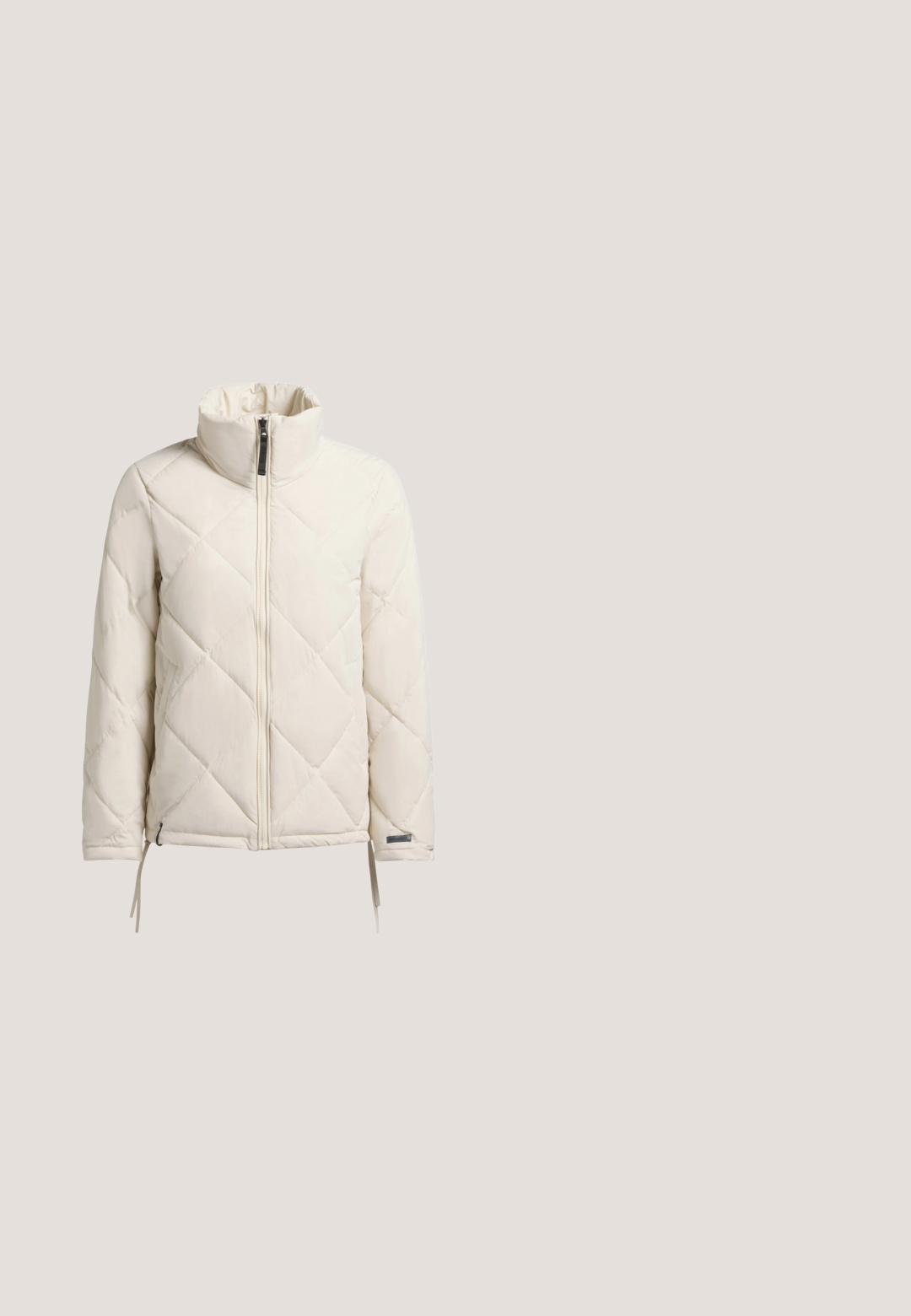 Chaqueta acolchada ligera de color crema, con un cuello alto, cremallera frontal, cordones laterales y una textura suave y elegante.; Top negro sin mangas de cuello alto hecho de tela acanalada, con un cuello alto y una silueta ajustada. Textura suave con un diseño mínimo.; Pantalones de pierna ancha color crema de cintura alta con trabillas para cinturón, bolsillos delanteros y cierre frontal oculto con botón y cremallera.; Zapatillas marrones y beige con un upper de tela texturizada, detalles en rosa y una suela robusta. Cuenta con una entresuela acolchada para mayor comodidad.; Bolso de hombro de cuero negro con textura suave, forma redondeada y una correa delgada. Cuenta con cierre de cremallera y detalles mínimos de herrajes.; Pulsera de tono dorado con cadenas superpuestas y un colgante de charm circular. Cierre de langosta con eslabones ajustables.