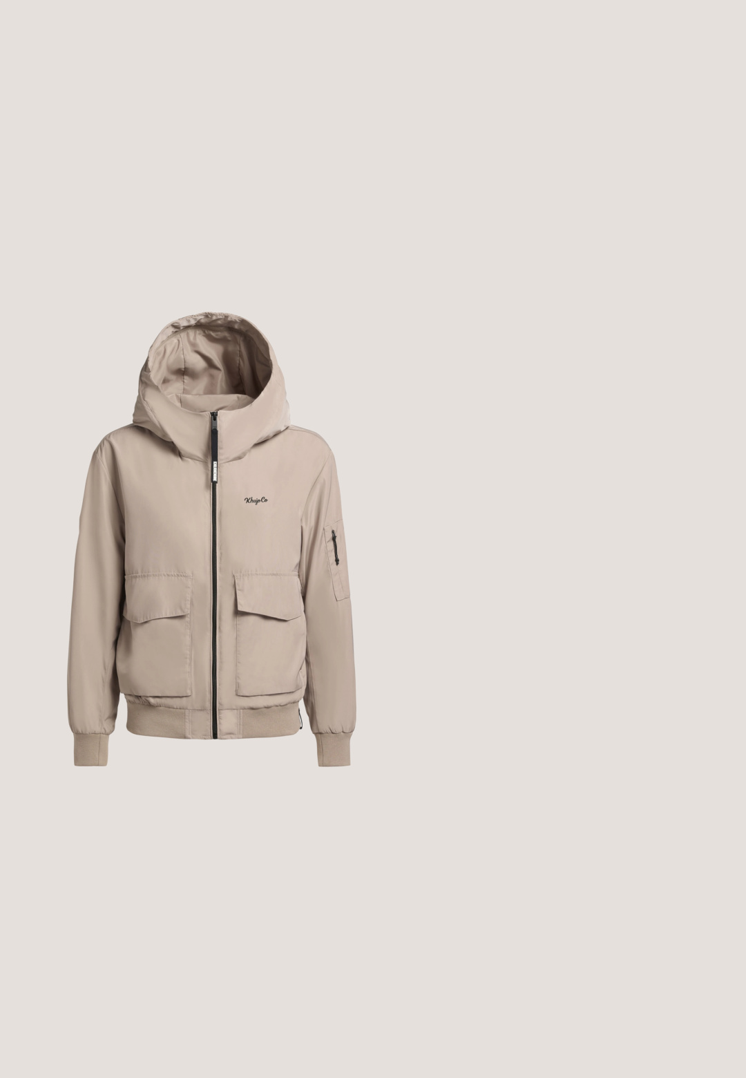 Beige hættejakke lavet af glat, let materiale. Har to forlommer, lynlåslukning og ribbede manchetter for en tætsiddende pasform.; Beige t-shirt med korte ærmer, ribbet kant og hvid tekst "SLOW DOWN" samt mindre sætninger "EMBRACE CHANGE" og "TAKE A BREAK FEEL JOY."; Beige strikkede bukser med elastisk talje og forlommer foran, tilspidsede ben og en tekstureret stoffinish.; Beige atletisk sko med tekstureret overdækning, snørebånd og støttende hælkappe, hviler på en træoverflade, sat mod grønne planter.; Beige læder bæltetaske med lynlåslukning og lille sølvlogoemblem på venstre side, "BOGNER" præget foran i midten.; SENSORA JEWELRY DREAM SLEEK - Armbånd - gold-coloured