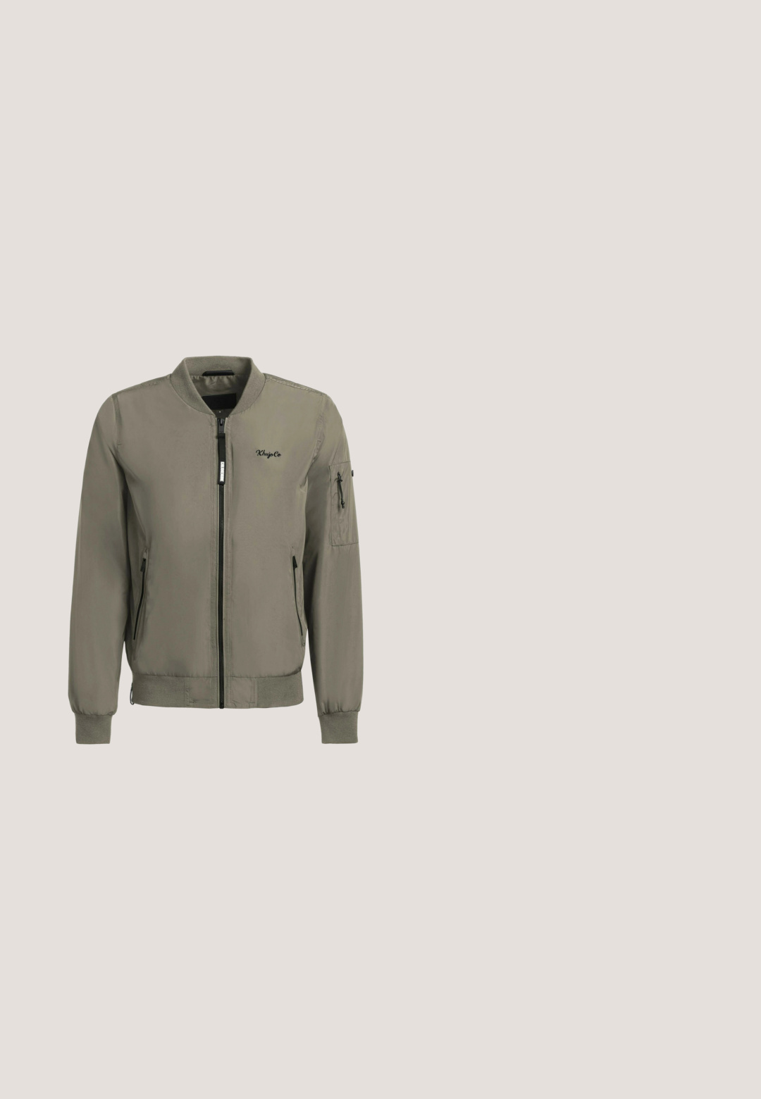 khujo CEND - Bomberjakke - graugrün; Sort ærmløs bodysuit med høj krave, lavet af glat, strækbart stof; har en højskåret ben-design for en slank silhuet.; Grå skinny jeans med et falmet vask, klassisk fem-lomme design og synlig syning langs sømmene.; Sort sneakers med mesh-overdel, glinsende detaljer, guldfarvet hardware, tekstureret sål og polstret krave for komfort.; Sort quiltet skuldertaske i læder med guld kædestropper og Guess-logoplade foran, rektangulær form med lynlås.; Guldfarvet lagd halskæde med kraftige kædeled, en tynd kæde og en dekorativ "Loo" vedhæng i skrå skrift. Glat overfladefinish.