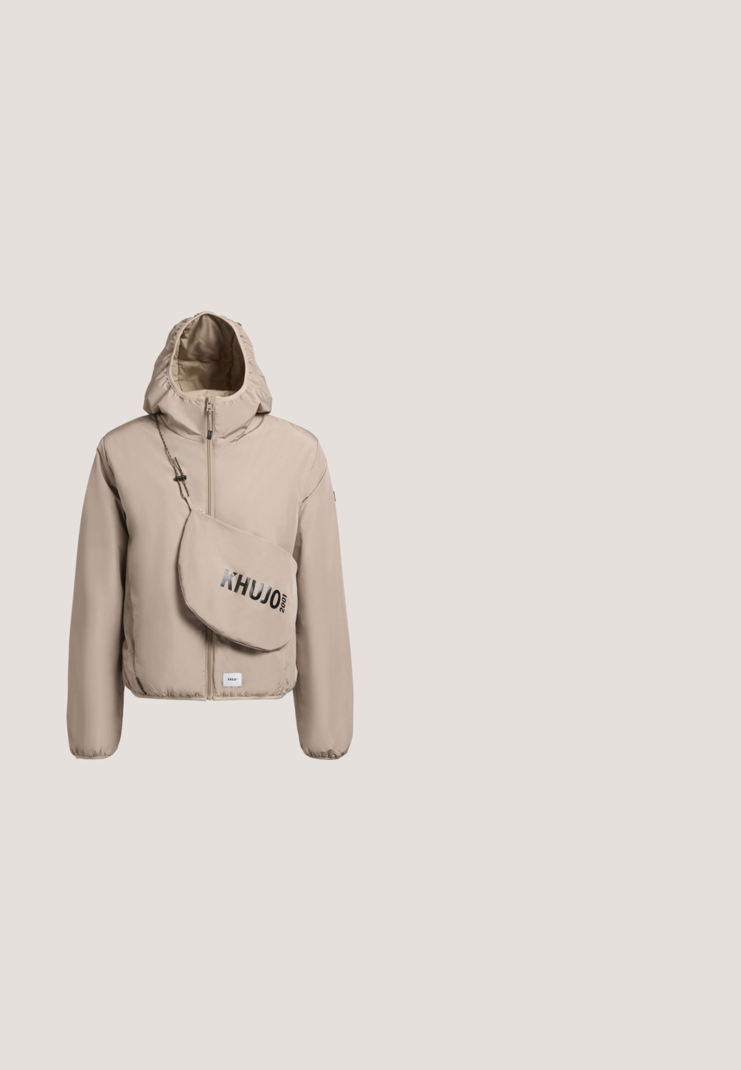 Beige huppari, jossa on etuvetoketju, joustavat hihansuut ja yhteensopiva olkalaukku, jossa lukee mustalla tekstillä "KHUJO 2001". Sileä pinta.; Beige huppari, jossa on pehmeä kangas, hupullinen ja kiristysnauhoilla varustettu, etutaskut sekä pieni logoaksentti rinnassa.; Beige saumaton urheiluliivi pyöreällä pääntiellä, leveillä olkaimilla ja sileällä pinnalla. Merkki sisältä näyttää koon XS/S.; Korkeavyötäröiset shortsit hillityn taupe-värisinä, valmistettu sileästä ja joustavasta kankaasta. Ominaisuuksiin kuuluu saumatön design ja istuva siluetti.; Ruskea verkkokangasurheilujalkine, jossa on pyöreä varvas, ommeltuja yksityiskohtia, logo sivulla ja valkoinen pehmustettu pohja, jossa on karkea pinta.; Beige-kankuri, jolla on sileä pinta, varustettu kaksinkertaisilla kahvoilla, etupuolen vetoketjutaskulla ja raidallisilla yksityiskohdilla sivuilla.
